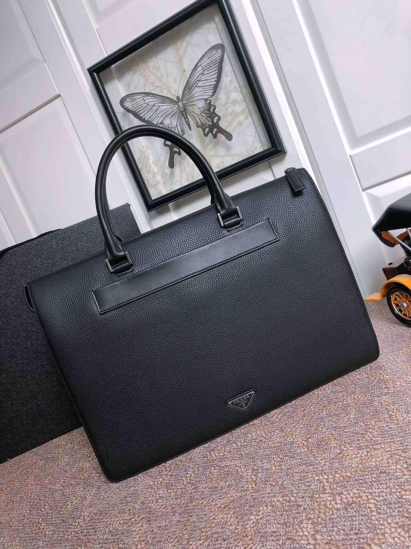💰2160,🔆Exclusive debut🔆New men's bag 2VG041👏🏻👏🏻Original item🤙🤙Made of imported calfskin material, double leather handles, one front pocket and one back pocket, both with magnetic buckle closure, pull closure, three Internal compartments, a zipper pocket and two mobile phone pockets, internal logo plate, triangular enamel logo on the back, embossed logo on the front, many compartments, men, hurry up and get started🙊🙊 Length 40x Height 29X Bottom 7cm