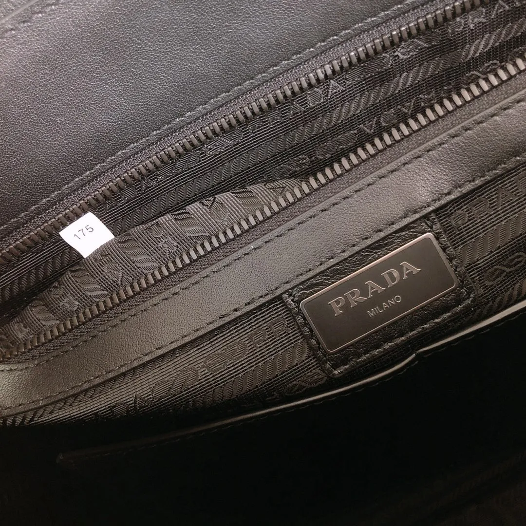 💰2160,🔆Exclusive debut🔆New men's bag 2VG041👏🏻👏🏻Original item🤙🤙Made of imported calfskin material, double leather handles, one front pocket and one back pocket, both with magnetic buckle closure, pull closure, three Internal compartments, a zipper pocket and two mobile phone pockets, internal logo plate, triangular enamel logo on the back, embossed logo on the front, many compartments, men, hurry up and get started🙊🙊 Length 40x Height 29X Bottom 7cm