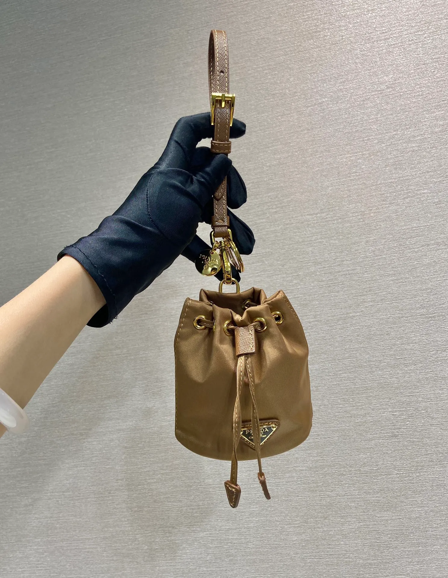 💰380🎉mini bucket bag🎉1TT202 new color🎉🎉 This bucket-shaped mini bag is made of Re-Nylon, with a drawstring design at the mouth, and exquisite details such as leather wristbands and gold-plated hardware. The capacity is large, and cards/car keys🔑/lipstick💄 are all no problem. The mini bucket bag you have been longing for has arrived👏👏 Length 8.5x Height 10.5cm🎉🎉🎉👏👏👏