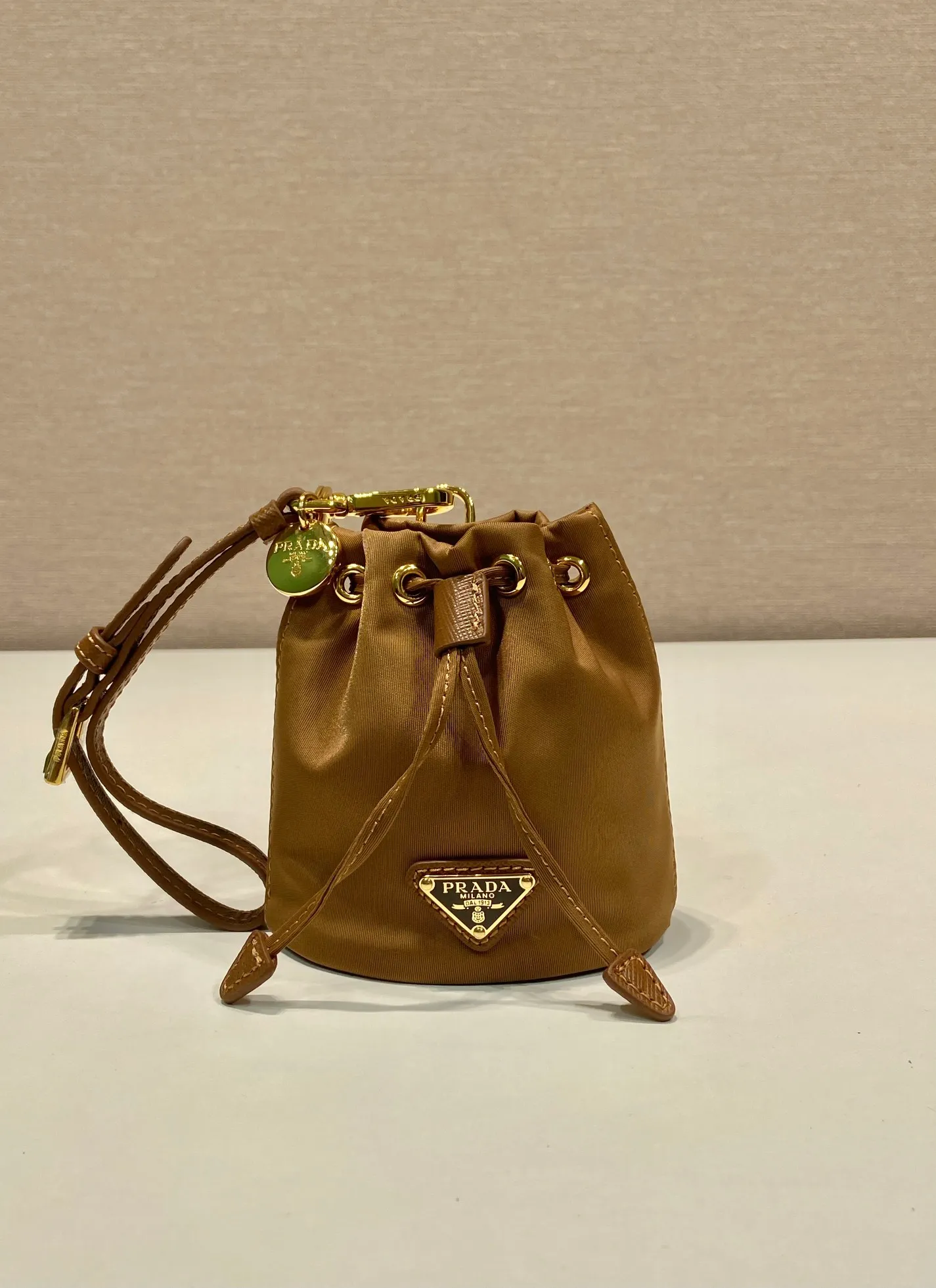 💰380🎉mini bucket bag🎉1TT202 new color🎉🎉 This bucket-shaped mini bag is made of Re-Nylon, with a drawstring design at the mouth, and exquisite details such as leather wristbands and gold-plated hardware. The capacity is large, and cards/car keys🔑/lipstick💄 are all no problem. The mini bucket bag you have been longing for has arrived👏👏 Length 8.5x Height 10.5cm🎉🎉🎉👏👏👏