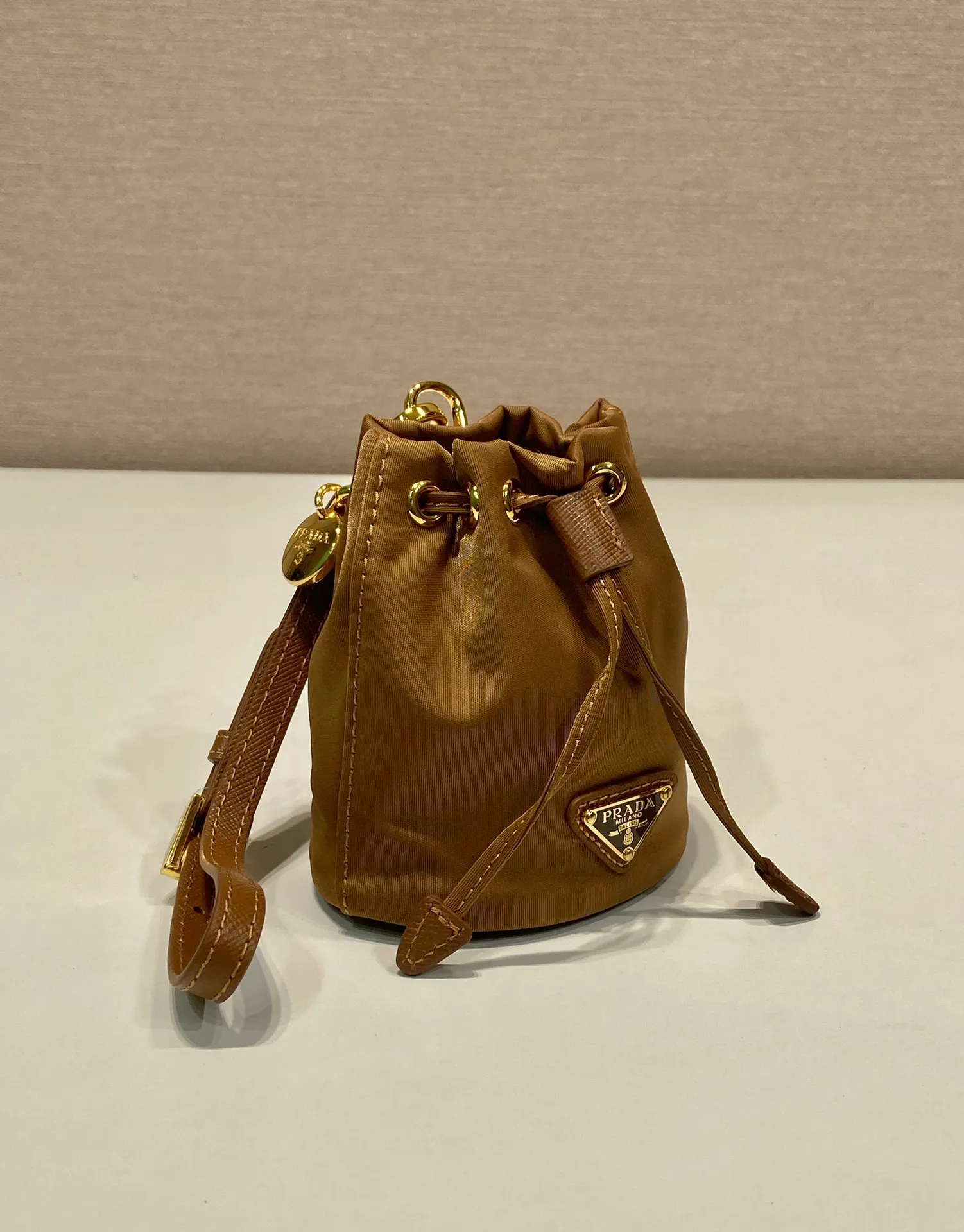 💰380🎉mini bucket bag🎉1TT202 new color🎉🎉 This bucket-shaped mini bag is made of Re-Nylon, with a drawstring design at the mouth, and exquisite details such as leather wristbands and gold-plated hardware. The capacity is large, and cards/car keys🔑/lipstick💄 are all no problem. The mini bucket bag you have been longing for has arrived👏👏 Length 8.5x Height 10.5cm🎉🎉🎉👏👏👏