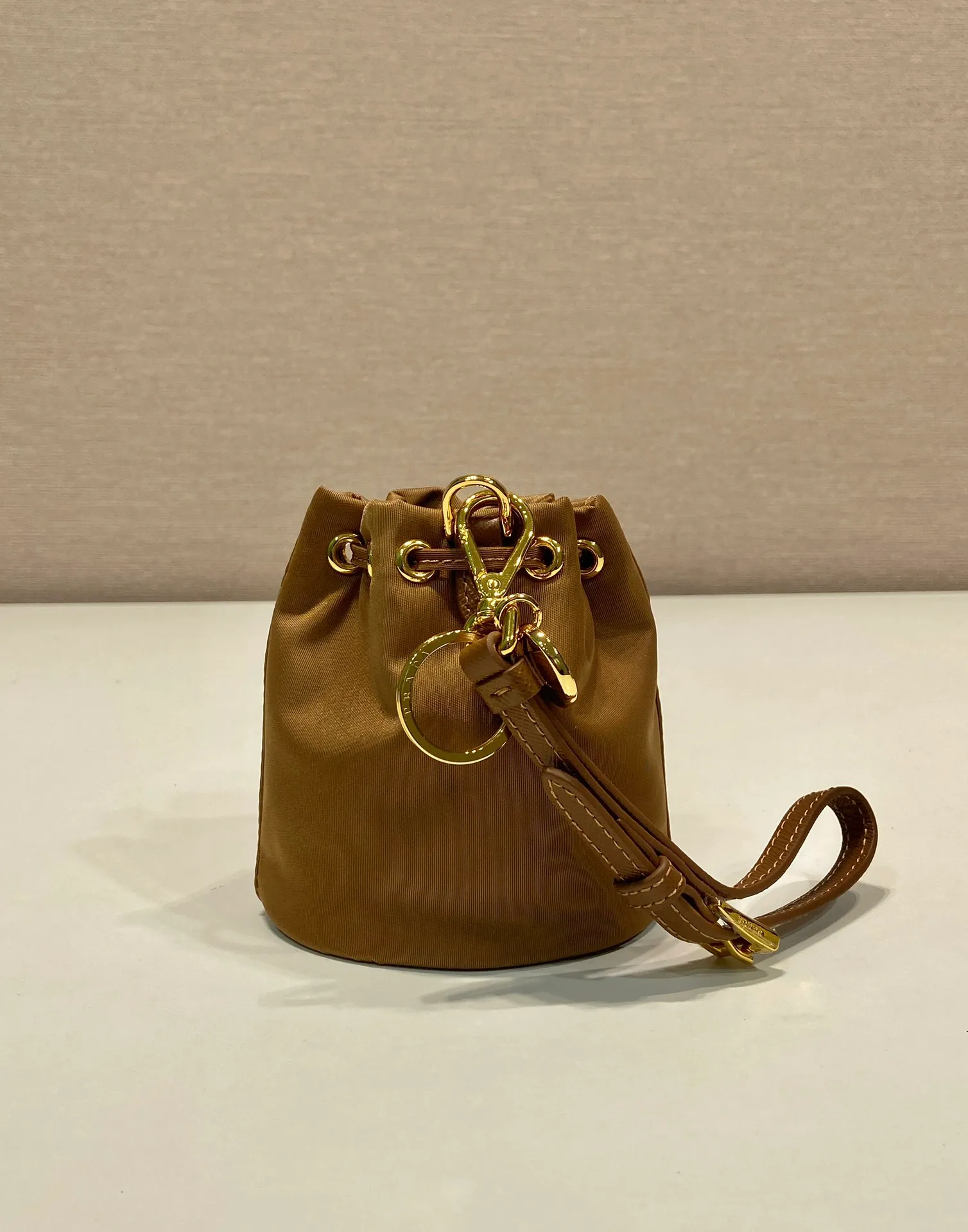 💰380🎉mini bucket bag🎉1TT202 new color🎉🎉 This bucket-shaped mini bag is made of Re-Nylon, with a drawstring design at the mouth, and exquisite details such as leather wristbands and gold-plated hardware. The capacity is large, and cards/car keys🔑/lipstick💄 are all no problem. The mini bucket bag you have been longing for has arrived👏👏 Length 8.5x Height 10.5cm🎉🎉🎉👏👏👏