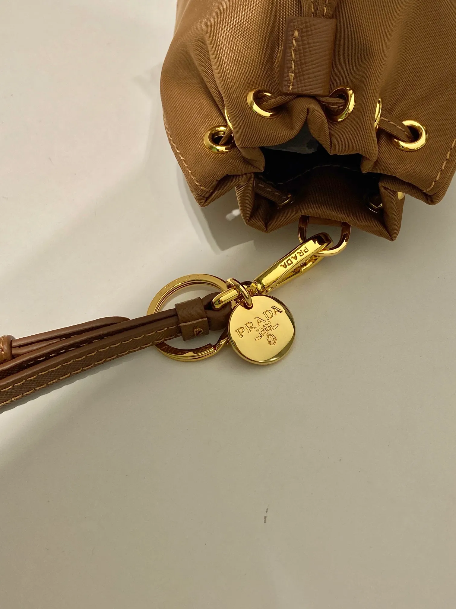 💰380🎉mini bucket bag🎉1TT202 new color🎉🎉 This bucket-shaped mini bag is made of Re-Nylon, with a drawstring design at the mouth, and exquisite details such as leather wristbands and gold-plated hardware. The capacity is large, and cards/car keys🔑/lipstick💄 are all no problem. The mini bucket bag you have been longing for has arrived👏👏 Length 8.5x Height 10.5cm🎉🎉🎉👏👏👏