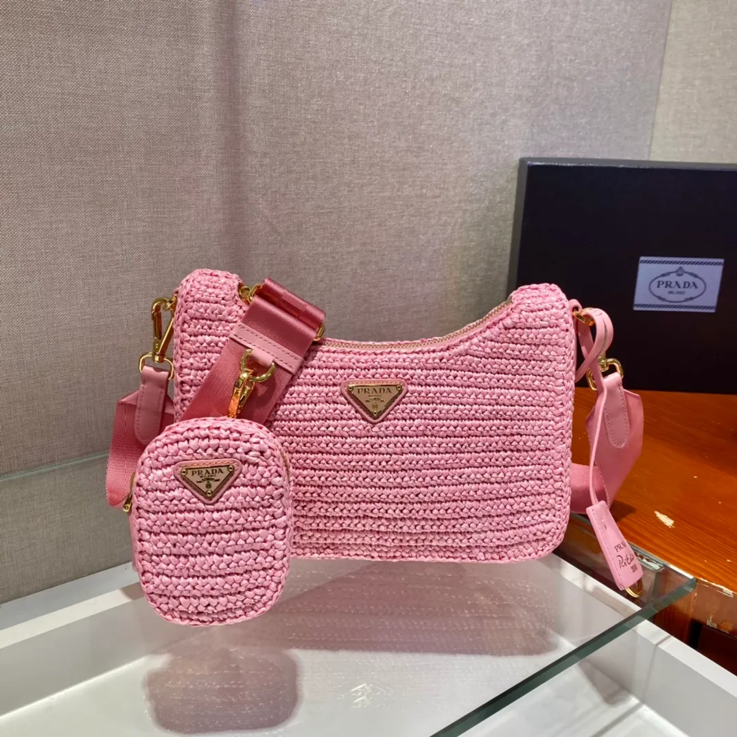 💰1560🎉Straw three-in-one🎉1BH204🎉🎉 This pure hand-knitted three-in-one design is great👏👏three uses in one pack🎉🎉This complicated craftsmanship looks very elegant/fashionable. What I love most is that there is a small pendant (small bag) hanging on the shoulder strap. The upper body effect is very good and the return rate is 100%😘A must-have for summer🎉Hurry up and get it🎉🎉 Length 23x Height 16x Bottom 7cm