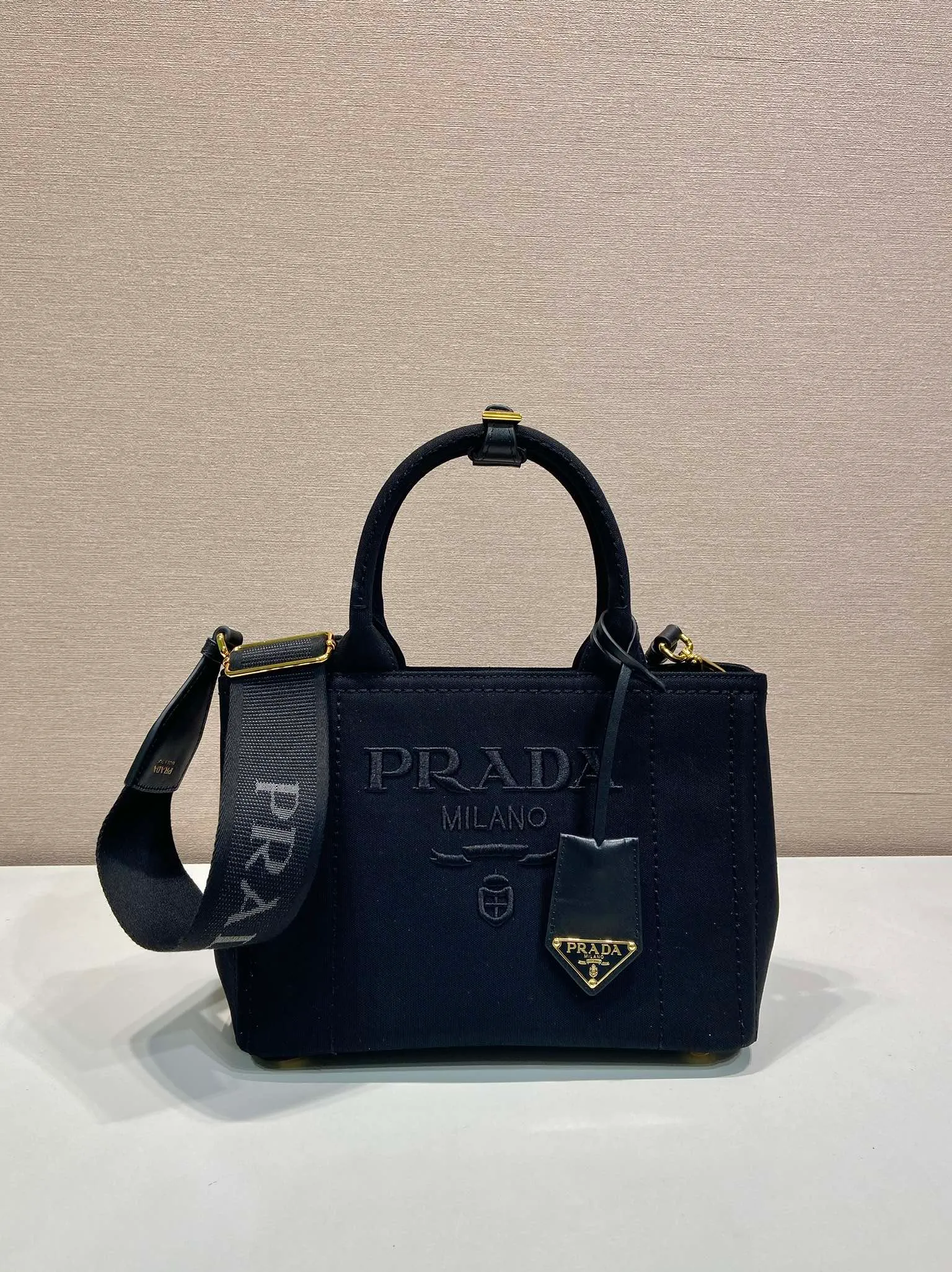 💰1160🎉New handbag🎉1BG464 small🎉🎉 This mini handbag is inspired by the timeless elements of nautical style and reinterprets the classic style. Made of cotton canvas with leather trim for a sophisticated and versatile look. Canvas handle, detachable and adjustable logo-printed woven shoulder strap, detachable leather keychain, can be carried by hand or shoulder, large capacity, so beautiful, another timeless and popular style🎉🎉worth owning🎉🎉92698580 Length 26x height 19x bottom 15cm🎉🎉🎉💰💰💰