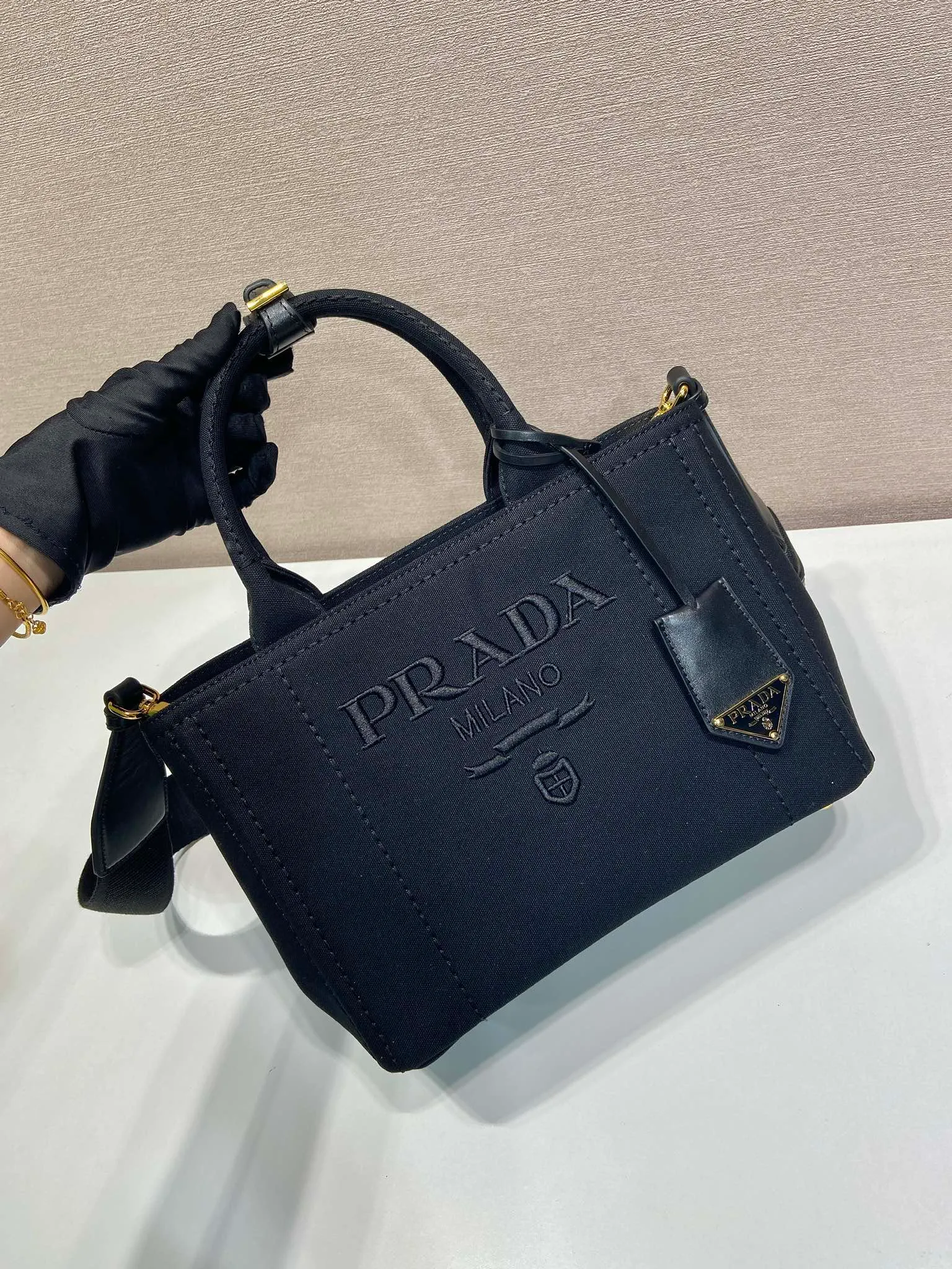💰1160🎉New handbag🎉1BG464 small🎉🎉 This mini handbag is inspired by the timeless elements of nautical style and reinterprets the classic style. Made of cotton canvas with leather trim for a sophisticated and versatile look. Canvas handle, detachable and adjustable logo-printed woven shoulder strap, detachable leather keychain, can be carried by hand or shoulder, large capacity, so beautiful, another timeless and popular style🎉🎉worth owning🎉🎉92698580 Length 26x height 19x bottom 15cm🎉🎉🎉💰💰💰