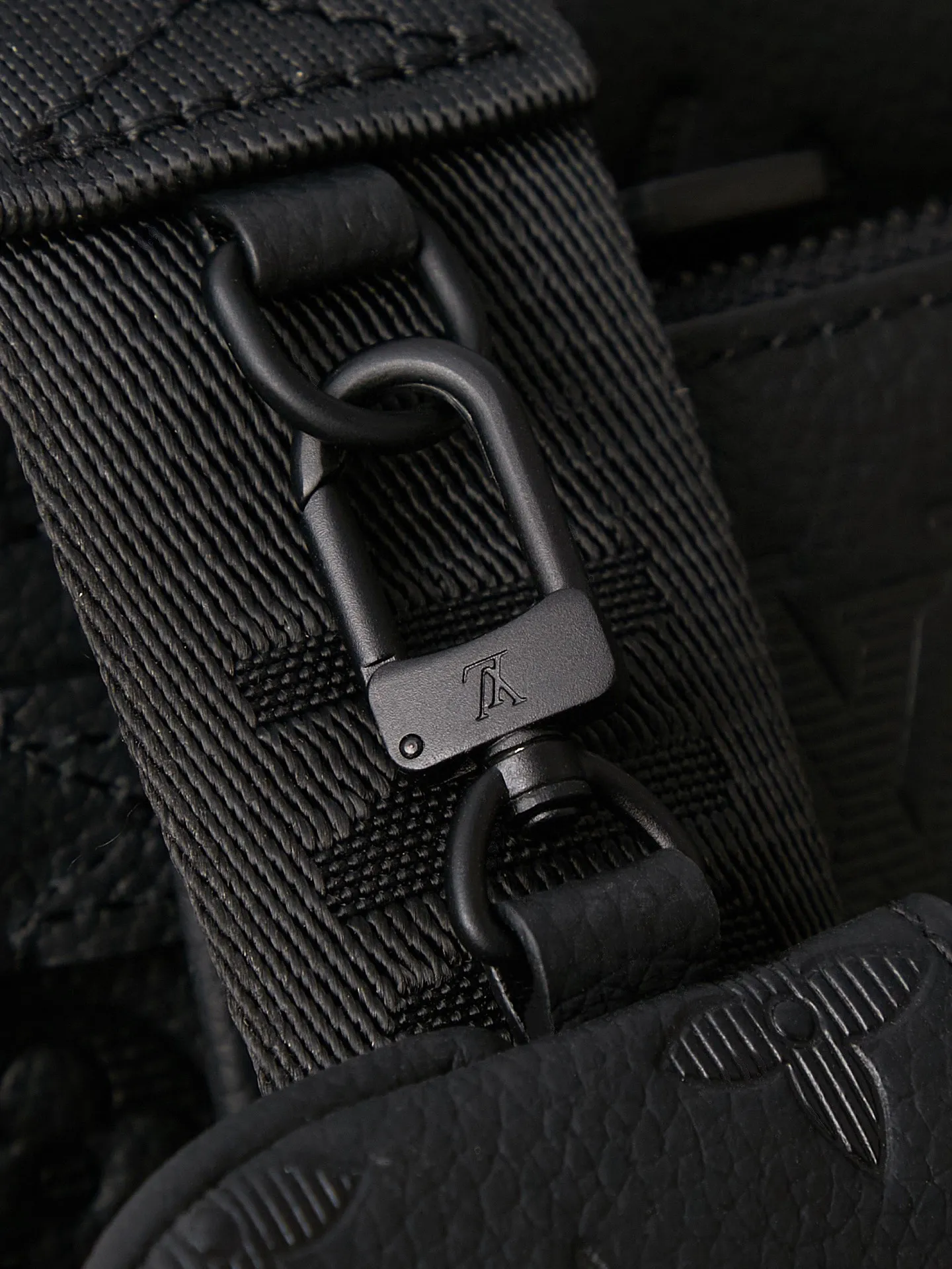 P¥940👉nfc163C01 dynamic chip version👈[Top original order, all steel hardware] This Trio messenger bag Model: M46602 Product details: For reference