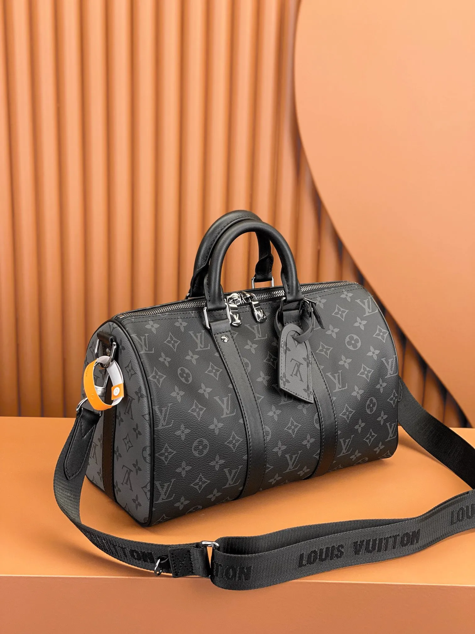 P¥900👉nfc163C01 dynamic chip version👈[Top-level inspection-free, all-steel hardware, original leather] This Keepall Bandoulière 35 handbag uses Monogram Eclipse coated canvas to convey a restrained style. Leather top handles, side straps and hardware reflect classic heritage, while a removable and adjustable shoulder strap makes it comfortable to carry over the shoulder. Monogram Eclipse coated canvas, cow leather trim, fabric lining, metal hardware, zipper closure, removable designer brand, interior patch pockets, shoulder strap: removable, adjustable! ! Model: M46655; Size: 34x21x16CM