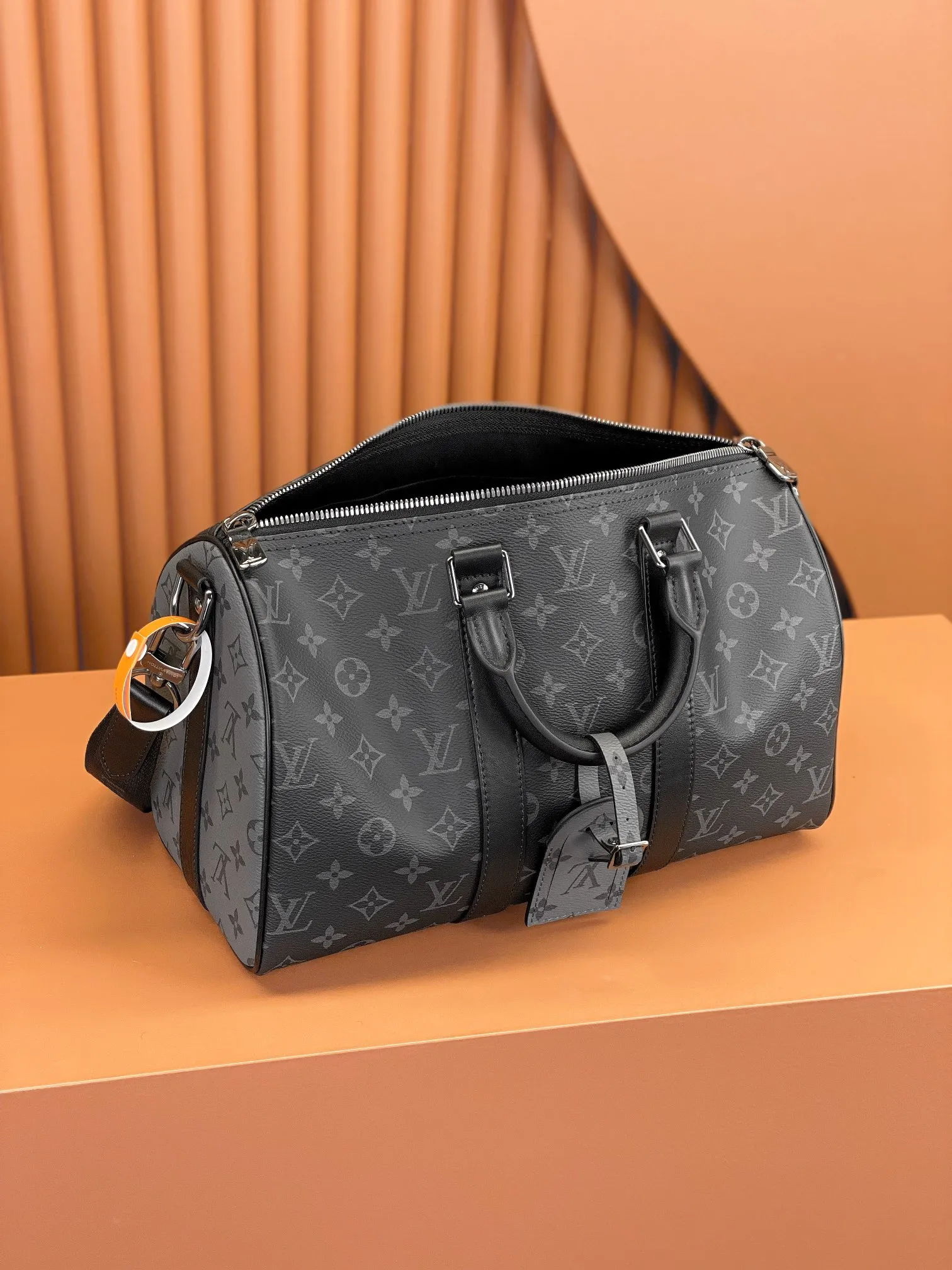 P¥900👉nfc163C01 dynamic chip version👈[Top-level inspection-free, all-steel hardware, original leather] This Keepall Bandoulière 35 handbag uses Monogram Eclipse coated canvas to convey a restrained style. Leather top handles, side straps and hardware reflect classic heritage, while a removable and adjustable shoulder strap makes it comfortable to carry over the shoulder. Monogram Eclipse coated canvas, cow leather trim, fabric lining, metal hardware, zipper closure, removable designer brand, interior patch pockets, shoulder strap: removable, adjustable! ! Model: M46655; Size: 34x21x16CM
