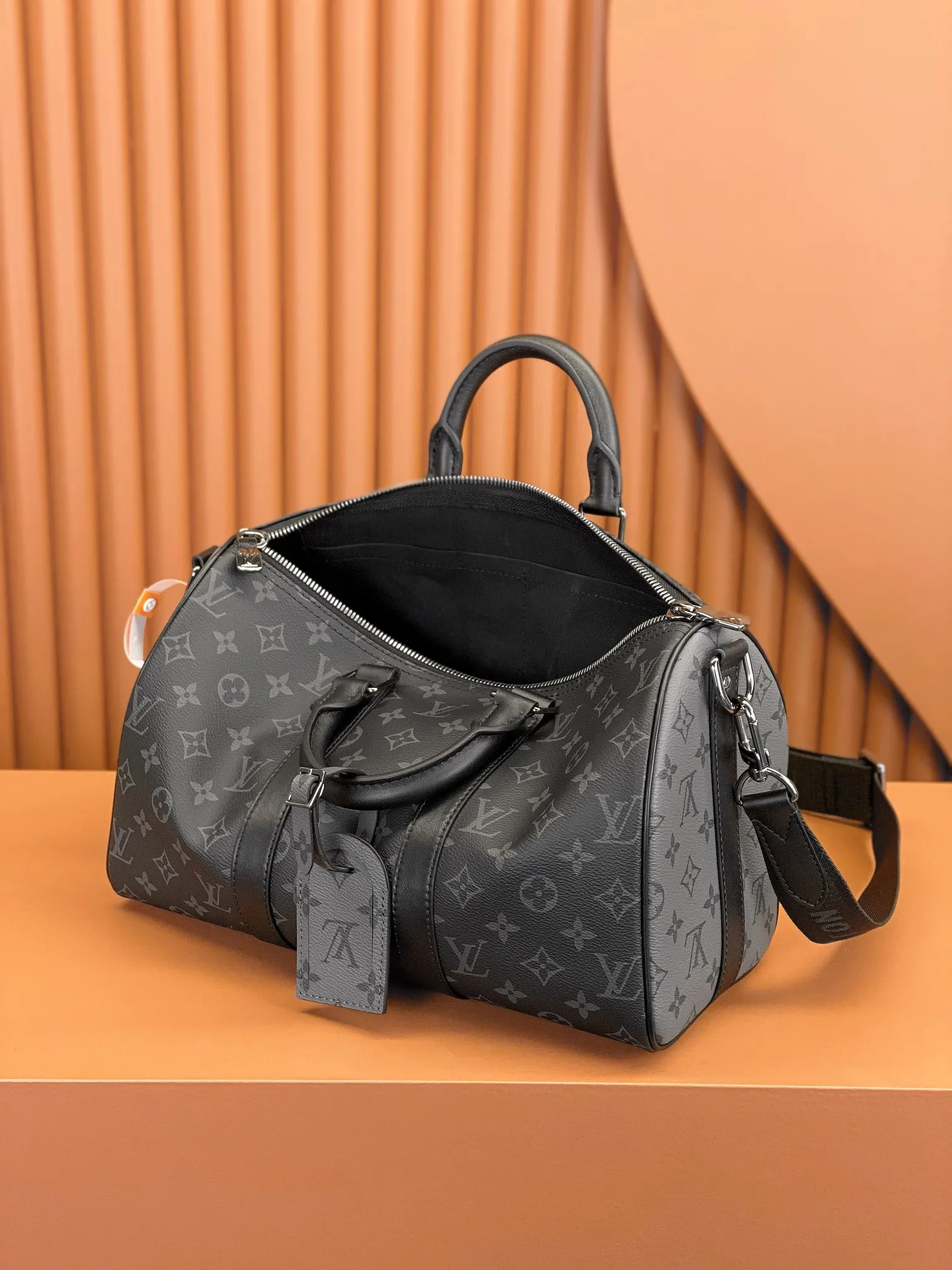 P¥900👉nfc163C01 dynamic chip version👈[Top-level inspection-free, all-steel hardware, original leather] This Keepall Bandoulière 35 handbag uses Monogram Eclipse coated canvas to convey a restrained style. Leather top handles, side straps and hardware reflect classic heritage, while a removable and adjustable shoulder strap makes it comfortable to carry over the shoulder. Monogram Eclipse coated canvas, cow leather trim, fabric lining, metal hardware, zipper closure, removable designer brand, interior patch pockets, shoulder strap: removable, adjustable! ! Model: M46655; Size: 34x21x16CM