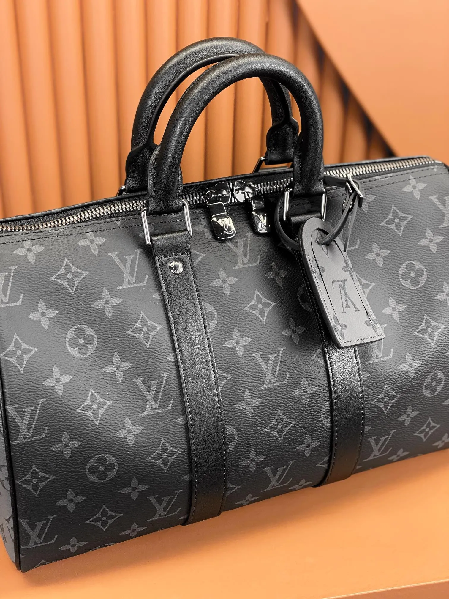 P¥900👉nfc163C01 dynamic chip version👈[Top-level inspection-free, all-steel hardware, original leather] This Keepall Bandoulière 35 handbag uses Monogram Eclipse coated canvas to convey a restrained style. Leather top handles, side straps and hardware reflect classic heritage, while a removable and adjustable shoulder strap makes it comfortable to carry over the shoulder. Monogram Eclipse coated canvas, cow leather trim, fabric lining, metal hardware, zipper closure, removable designer brand, interior patch pockets, shoulder strap: removable, adjustable! ! Model: M46655; Size: 34x21x16CM