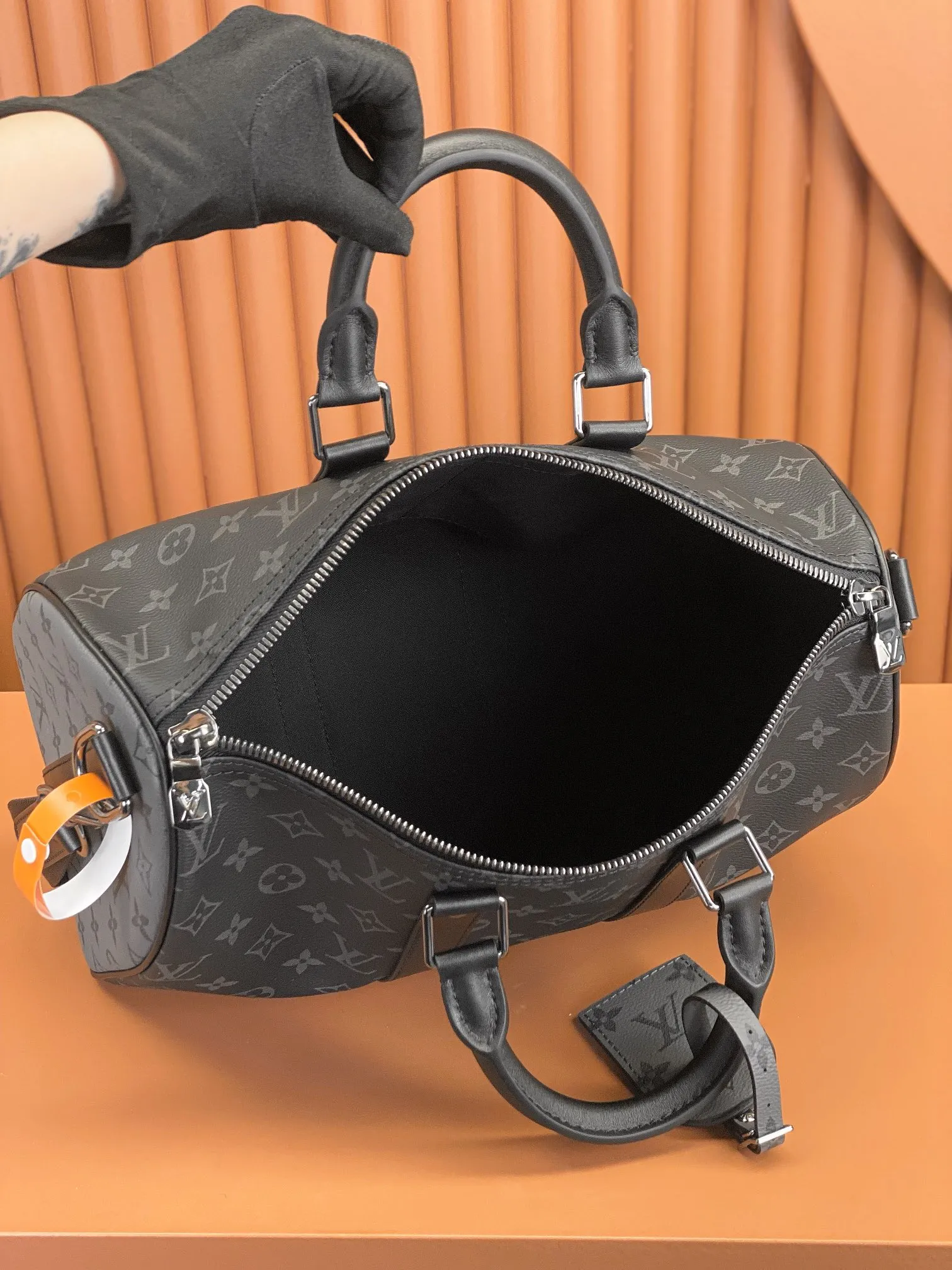 P¥900👉nfc163C01 dynamic chip version👈[Top-level inspection-free, all-steel hardware, original leather] This Keepall Bandoulière 35 handbag uses Monogram Eclipse coated canvas to convey a restrained style. Leather top handles, side straps and hardware reflect classic heritage, while a removable and adjustable shoulder strap makes it comfortable to carry over the shoulder. Monogram Eclipse coated canvas, cow leather trim, fabric lining, metal hardware, zipper closure, removable designer brand, interior patch pockets, shoulder strap: removable, adjustable! ! Model: M46655; Size: 34x21x16CM
