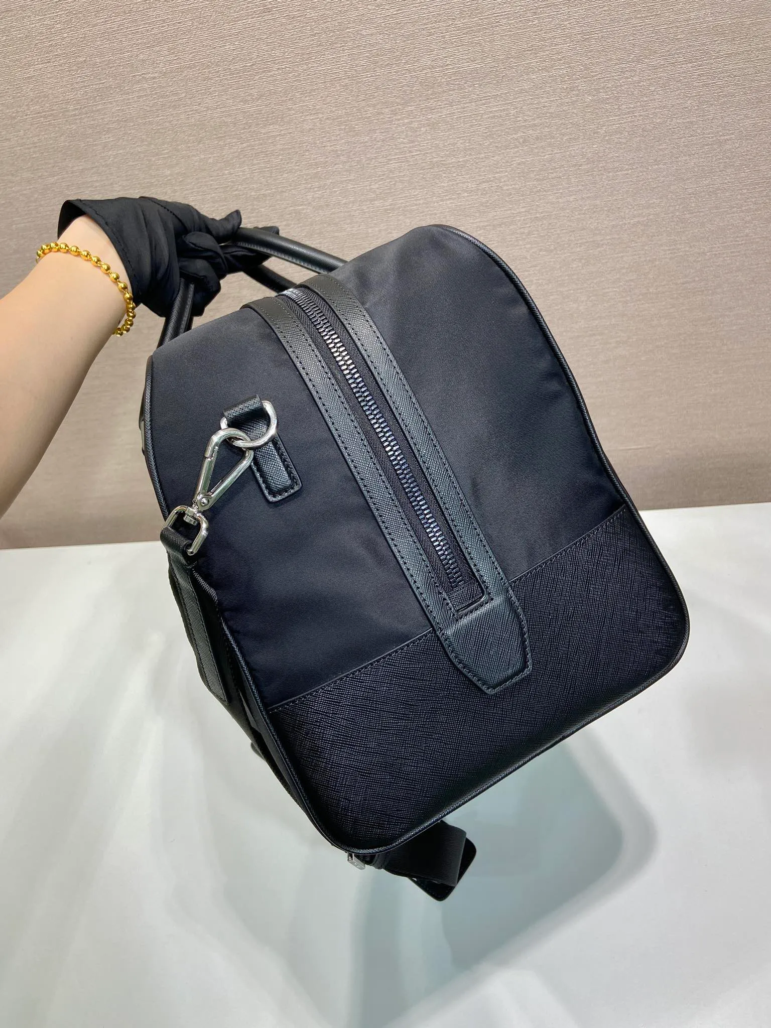 💰1520🎉New travel bag🎉2VC014🎉🎉 This Re-Nylon travel bag is decorated with exquisite Saffiano leather trim, presenting a modern and elegant charm. The detachable shoulder strap makes it easy to carry, and the signature metal triangle logo highlights the brand's style. Large capacity, light and practical, a must-have for travel🎉🎉 Length 45x Height 27x Bottom 23cm🎉🎉🎉💰💰💰