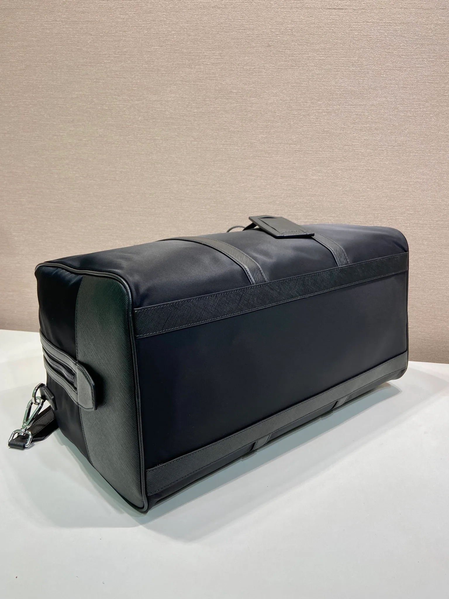 💰1520🎉New travel bag🎉2VC014🎉🎉 This Re-Nylon travel bag is decorated with exquisite Saffiano leather trim, presenting a modern and elegant charm. The detachable shoulder strap makes it easy to carry, and the signature metal triangle logo highlights the brand's style. Large capacity, light and practical, a must-have for travel🎉🎉 Length 45x Height 27x Bottom 23cm🎉🎉🎉💰💰💰
