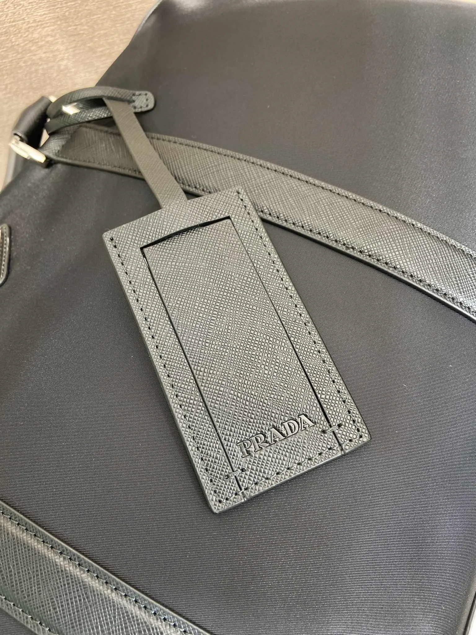 💰1520🎉New travel bag🎉2VC014🎉🎉 This Re-Nylon travel bag is decorated with exquisite Saffiano leather trim, presenting a modern and elegant charm. The detachable shoulder strap makes it easy to carry, and the signature metal triangle logo highlights the brand's style. Large capacity, light and practical, a must-have for travel🎉🎉 Length 45x Height 27x Bottom 23cm🎉🎉🎉💰💰💰