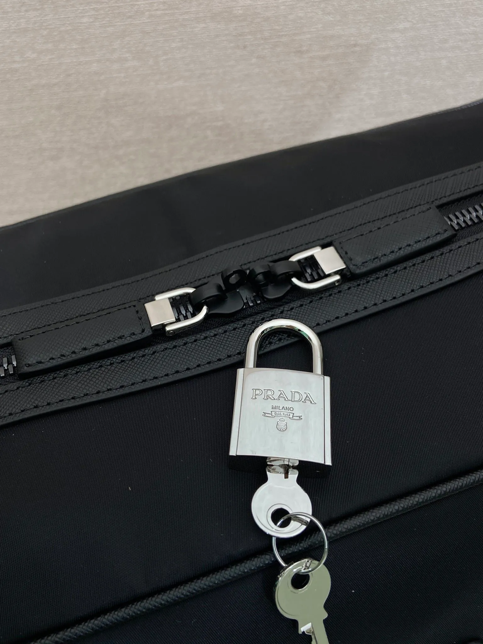💰1520🎉New travel bag🎉2VC014🎉🎉 This Re-Nylon travel bag is decorated with exquisite Saffiano leather trim, presenting a modern and elegant charm. The detachable shoulder strap makes it easy to carry, and the signature metal triangle logo highlights the brand's style. Large capacity, light and practical, a must-have for travel🎉🎉 Length 45x Height 27x Bottom 23cm🎉🎉🎉💰💰💰