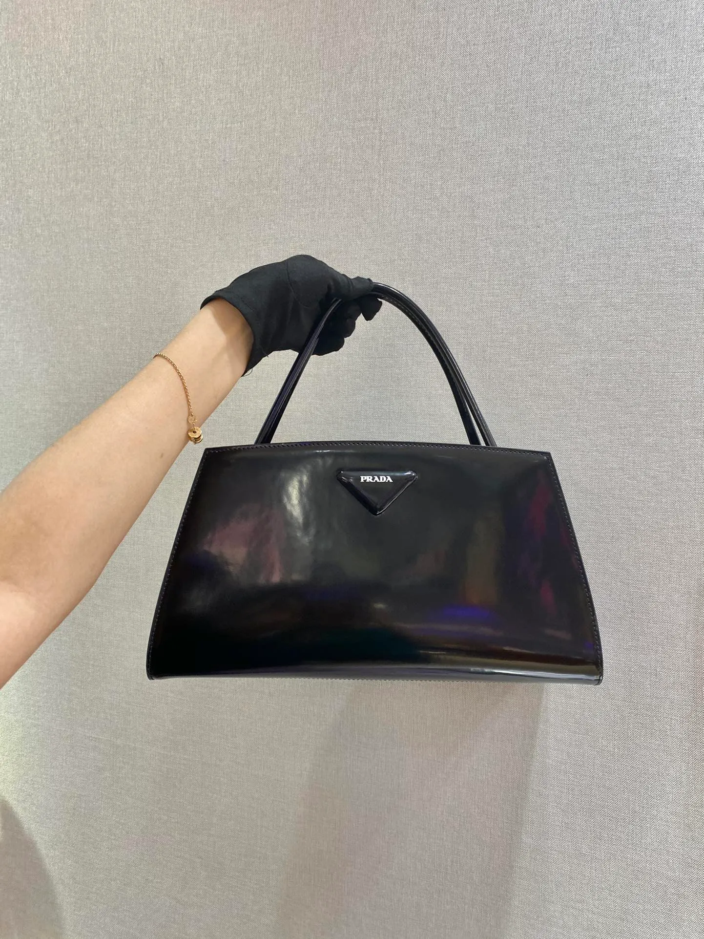 💰1900🎉New style🎉1BA327🎉🎉 This handbag is from the spring and summer series, and the architectural lines define the design tone. It features tubular handles and the signature leather-wrapped triangle logo on the front. Traditional styles are reinterpreted for unique graphic effects. The handbag is made of glossy leather. Retro glossy leather has always been favored by the luxury world and has been the brand's iconic material since it was adopted by P. Simple and elegant, with many layers, babies deserve it😘😘Another popular style that will never go out of style😘😘 Length 33x Height 18x ​​Bottom 13.5cm