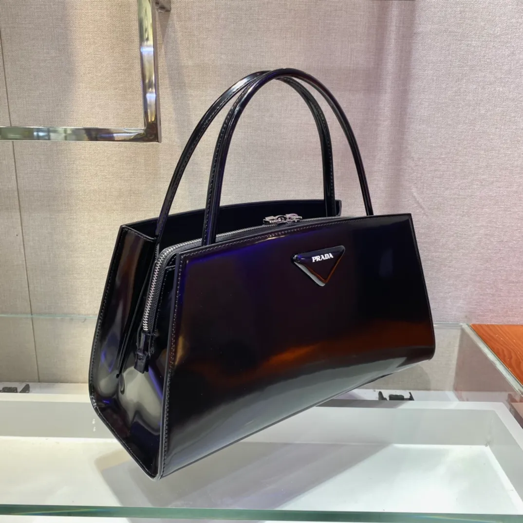 💰1900🎉New style🎉1BA327🎉🎉 This handbag is from the spring and summer series, and the architectural lines define the design tone. It features tubular handles and the signature leather-wrapped triangle logo on the front. Traditional styles are reinterpreted for unique graphic effects. The handbag is made of glossy leather. Retro glossy leather has always been favored by the luxury world and has been the brand's iconic material since it was adopted by P. Simple and elegant, with many layers, babies deserve it😘😘Another popular style that will never go out of style😘😘 Length 33x Height 18x ​​Bottom 13.5cm