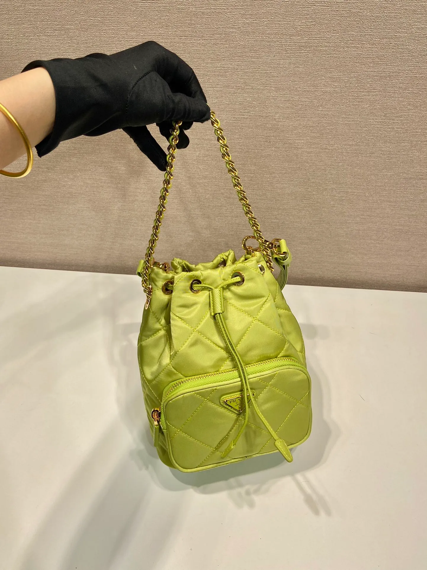 💰1060🎉Embroidered Check Bucket Bag🎉1BH038🎉 This versatile Re-Nylon regenerated nylon shoulder bag features a padded and topstitched design. The complex hand-made rhombus stitching pattern is finished. It is equipped with 2 detachable iron bars and an adjustable long shoulder strap of cowhide. It comes with a bag of triangles and can be worn on the shoulder/handheld/crossbody. It’s perfect. Beautiful upper body tattoos. Large space, convenient and practical🎉🎉Hurry up and get it🎉🎉 Length 22.5x Height 17.5x Bottom 12cm🎉🎉🎉👏👏👏