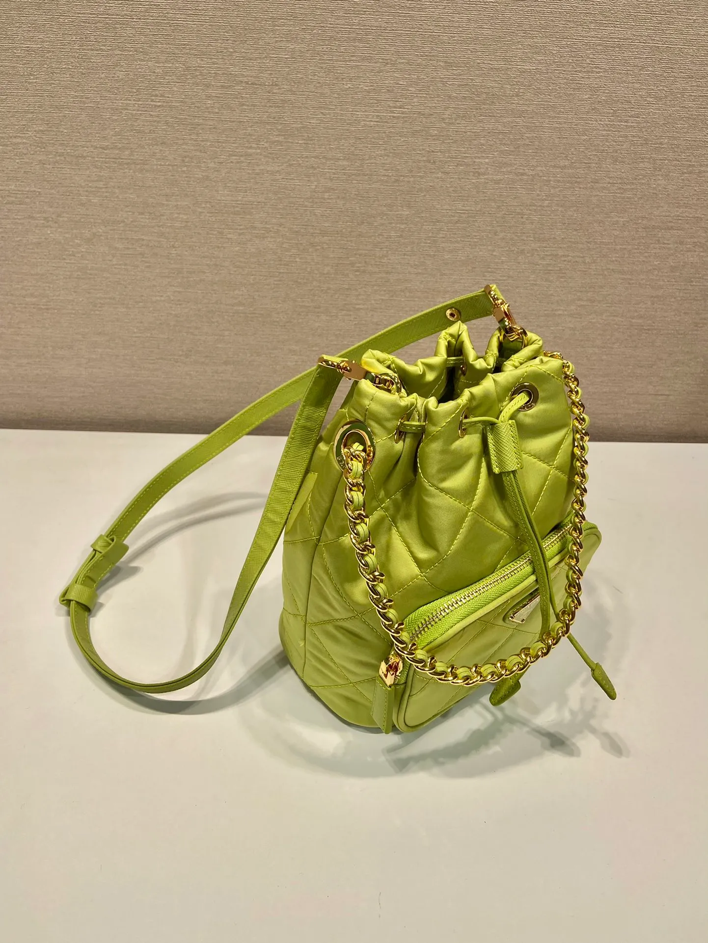 💰1060🎉Embroidered Check Bucket Bag🎉1BH038🎉 This versatile Re-Nylon regenerated nylon shoulder bag features a padded and topstitched design. The complex hand-made rhombus stitching pattern is finished. It is equipped with 2 detachable iron bars and an adjustable long shoulder strap of cowhide. It comes with a bag of triangles and can be worn on the shoulder/handheld/crossbody. It’s perfect. Beautiful upper body tattoos. Large space, convenient and practical🎉🎉Hurry up and get it🎉🎉 Length 22.5x Height 17.5x Bottom 12cm🎉🎉🎉👏👏👏