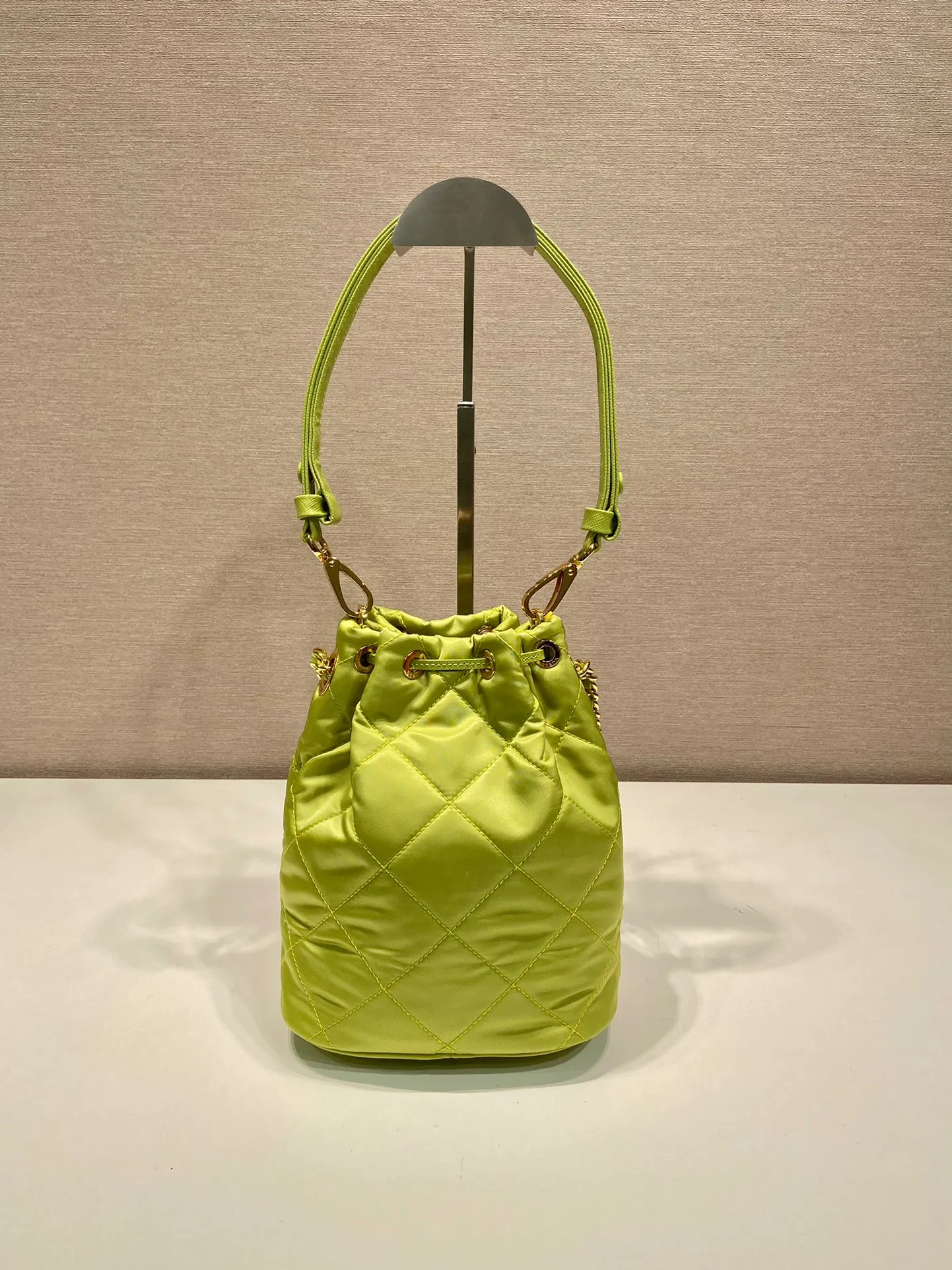 💰1060🎉Embroidered Check Bucket Bag🎉1BH038🎉 This versatile Re-Nylon regenerated nylon shoulder bag features a padded and topstitched design. The complex hand-made rhombus stitching pattern is finished. It is equipped with 2 detachable iron bars and an adjustable long shoulder strap of cowhide. It comes with a bag of triangles and can be worn on the shoulder/handheld/crossbody. It’s perfect. Beautiful upper body tattoos. Large space, convenient and practical🎉🎉Hurry up and get it🎉🎉 Length 22.5x Height 17.5x Bottom 12cm🎉🎉🎉👏👏👏