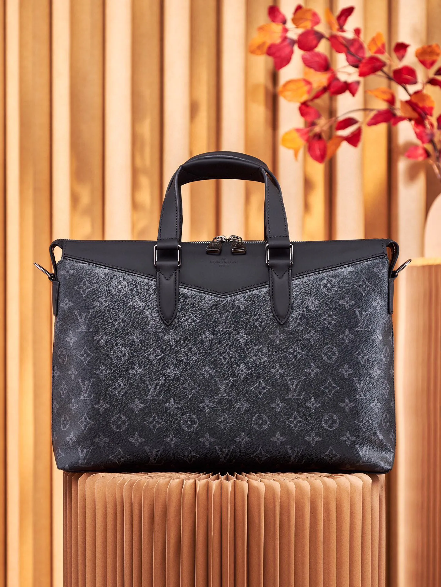 P¥800, 👉nfc dynamic chip version👈 [Top-grade original all-steel hardware] Injecting a mature atmosphere into the office space, this modern briefcase displays a pleasant business style with tough Eclipse Monogram canvas and unique design details. The spacious inner compartment of the bag features a darker, more modern iconic Monogram pattern. Eclipse Monogram canvas - Textile lining - Epi leather and fabric accessories - Adjustable and removable leather shoulder strap - 3 internal slip pockets! ! Model: M40566; Size: 39x28x11CM