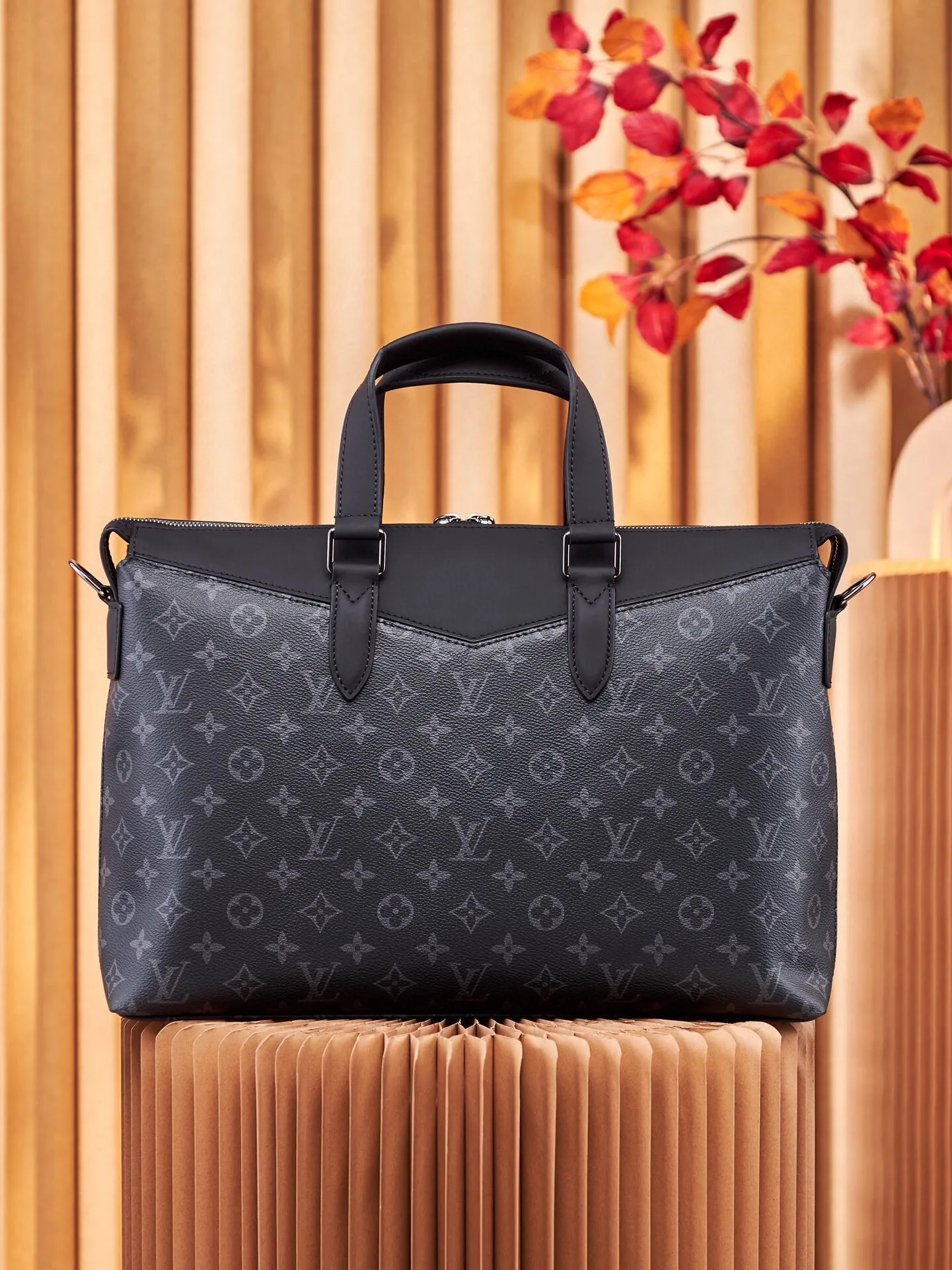 P¥800, 👉nfc dynamic chip version👈 [Top-grade original all-steel hardware] Injecting a mature atmosphere into the office space, this modern briefcase displays a pleasant business style with tough Eclipse Monogram canvas and unique design details. The spacious inner compartment of the bag features a darker, more modern iconic Monogram pattern. Eclipse Monogram canvas - Textile lining - Epi leather and fabric accessories - Adjustable and removable leather shoulder strap - 3 internal slip pockets! ! Model: M40566; Size: 39x28x11CM