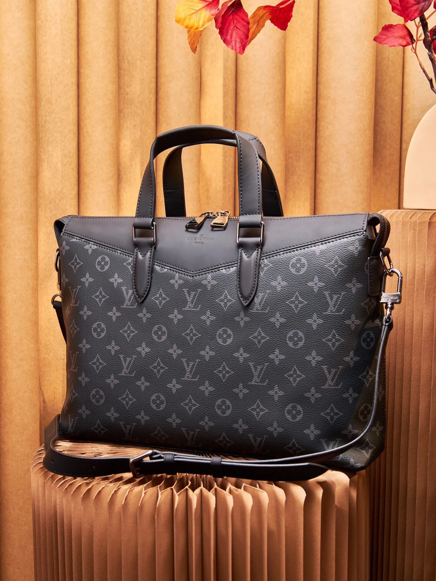 P¥800, 👉nfc dynamic chip version👈 [Top-grade original all-steel hardware] Injecting a mature atmosphere into the office space, this modern briefcase displays a pleasant business style with tough Eclipse Monogram canvas and unique design details. The spacious inner compartment of the bag features a darker, more modern iconic Monogram pattern. Eclipse Monogram canvas - Textile lining - Epi leather and fabric accessories - Adjustable and removable leather shoulder strap - 3 internal slip pockets! ! Model: M40566; Size: 39x28x11CM