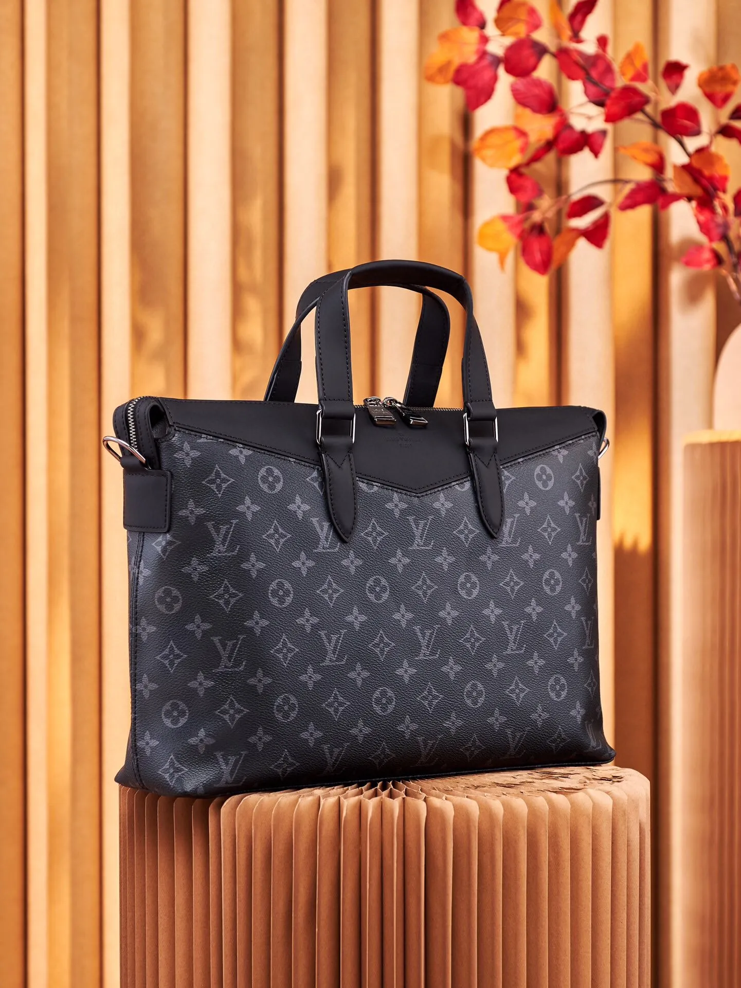 P¥800, 👉nfc dynamic chip version👈 [Top-grade original all-steel hardware] Injecting a mature atmosphere into the office space, this modern briefcase displays a pleasant business style with tough Eclipse Monogram canvas and unique design details. The spacious inner compartment of the bag features a darker, more modern iconic Monogram pattern. Eclipse Monogram canvas - Textile lining - Epi leather and fabric accessories - Adjustable and removable leather shoulder strap - 3 internal slip pockets! ! Model: M40566; Size: 39x28x11CM