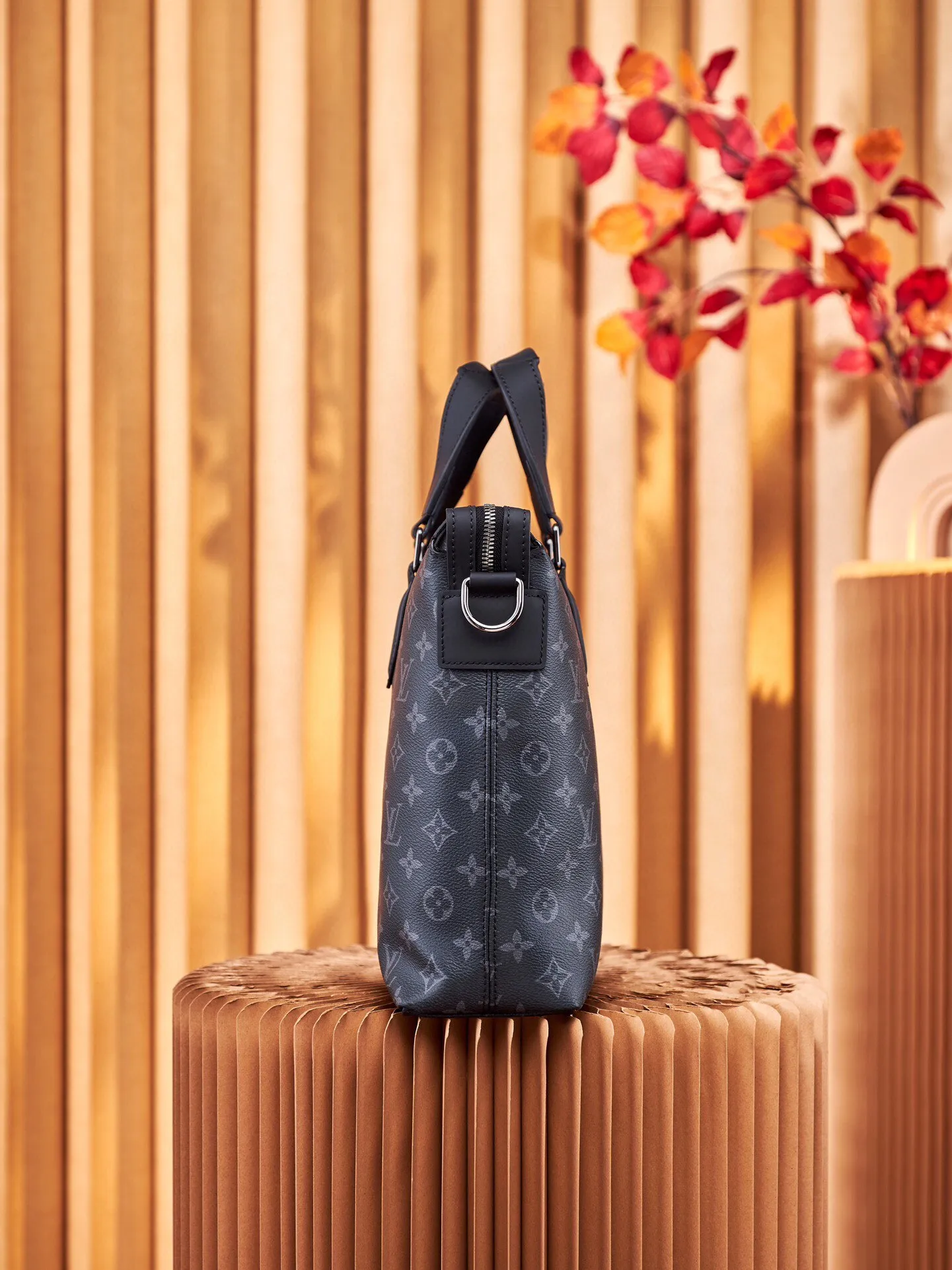 P¥800, 👉nfc dynamic chip version👈 [Top-grade original all-steel hardware] Injecting a mature atmosphere into the office space, this modern briefcase displays a pleasant business style with tough Eclipse Monogram canvas and unique design details. The spacious inner compartment of the bag features a darker, more modern iconic Monogram pattern. Eclipse Monogram canvas - Textile lining - Epi leather and fabric accessories - Adjustable and removable leather shoulder strap - 3 internal slip pockets! ! Model: M40566; Size: 39x28x11CM