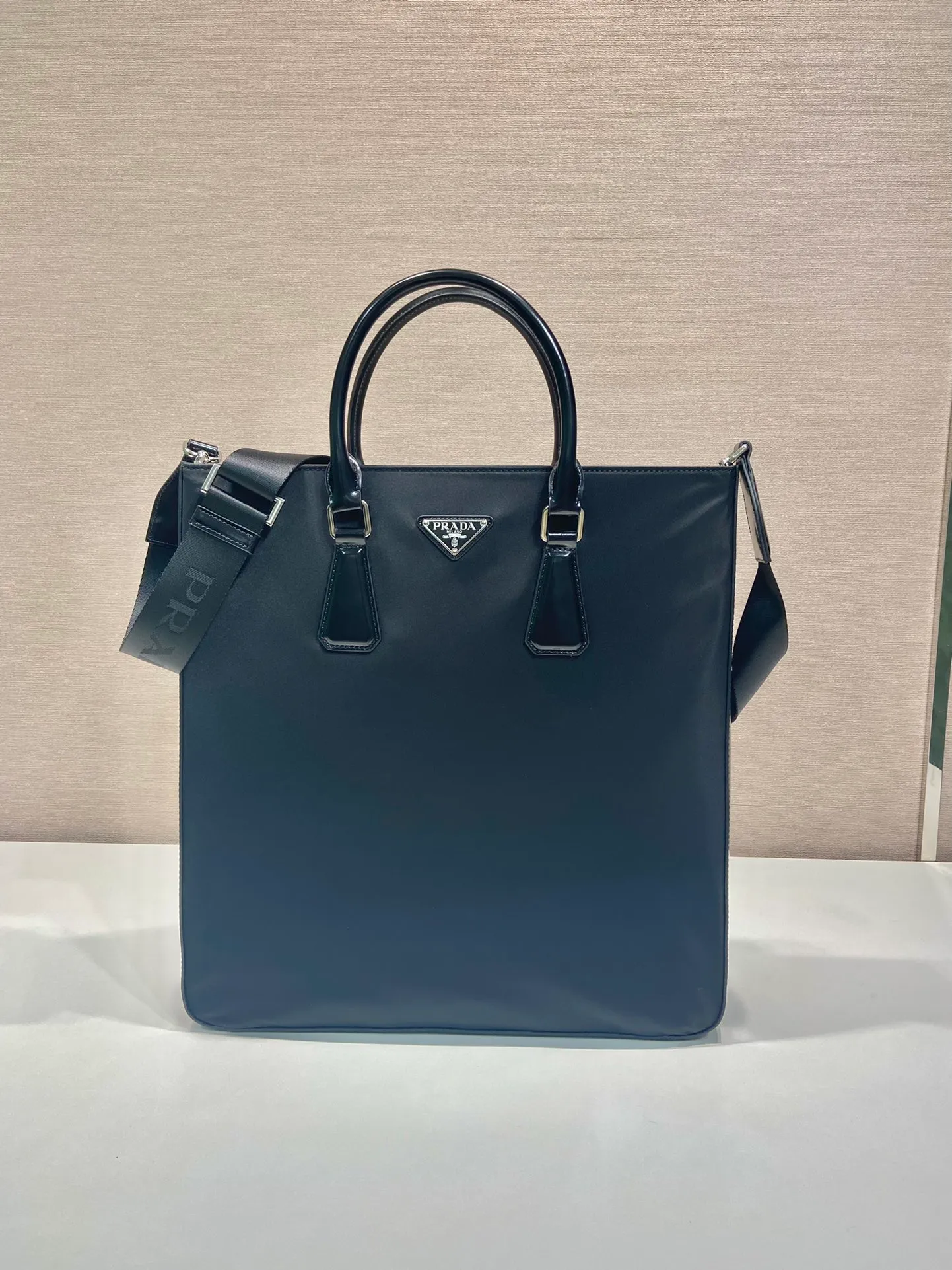 💰1320🎉New Tote Bag🎉2VG115🎉👏 This simple tote bag combines the innovative regenerated nylon fabric Re-Nylon with glossy leather to highlight contemporary charm. With simple details, the leather handles and detachable shoulder strap allow for a variety of shoulder styles, giving you a versatile look. Outstanding in its practicality, the enameled triangular metal logo adds a distinctive touch. Fashionable, simple and elegant, handsome guys. Hurry up and get it🎉 Length 36x Height 38x Bottom 7cm🎉🎉🎉👏👏👏