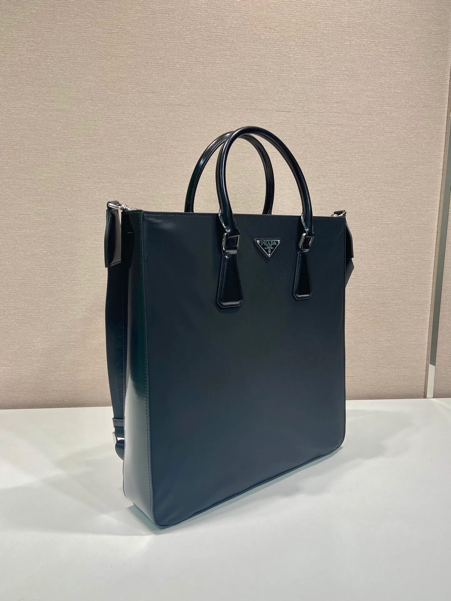 💰1320🎉New Tote Bag🎉2VG115🎉👏 This simple tote bag combines the innovative regenerated nylon fabric Re-Nylon with glossy leather to highlight contemporary charm. With simple details, the leather handles and detachable shoulder strap allow for a variety of shoulder styles, giving you a versatile look. Outstanding in its practicality, the enameled triangular metal logo adds a distinctive touch. Fashionable, simple and elegant, handsome guys. Hurry up and get it🎉 Length 36x Height 38x Bottom 7cm🎉🎉🎉👏👏👏