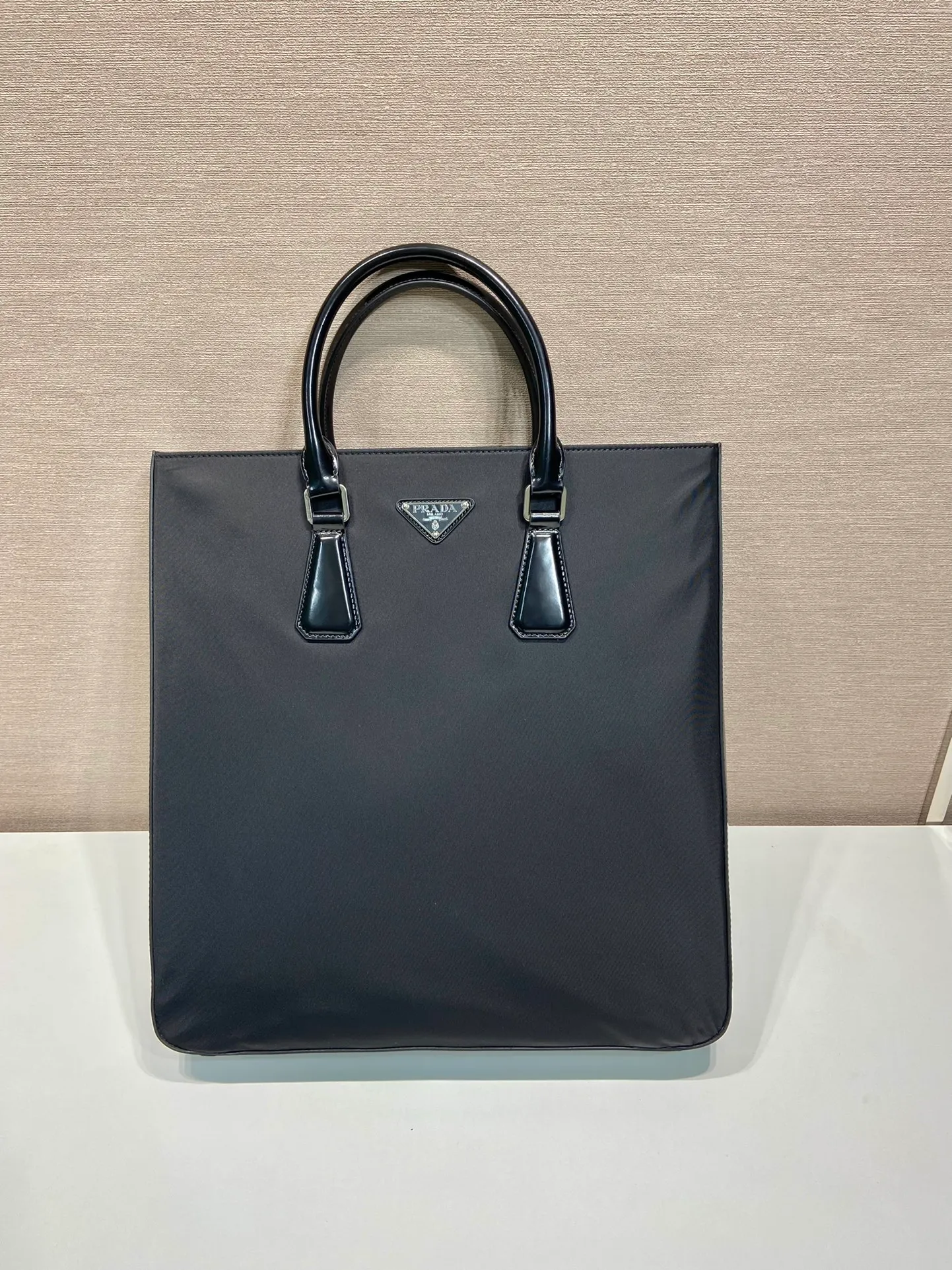 💰1320🎉New Tote Bag🎉2VG115🎉👏 This simple tote bag combines the innovative regenerated nylon fabric Re-Nylon with glossy leather to highlight contemporary charm. With simple details, the leather handles and detachable shoulder strap allow for a variety of shoulder styles, giving you a versatile look. Outstanding in its practicality, the enameled triangular metal logo adds a distinctive touch. Fashionable, simple and elegant, handsome guys. Hurry up and get it🎉 Length 36x Height 38x Bottom 7cm🎉🎉🎉👏👏👏