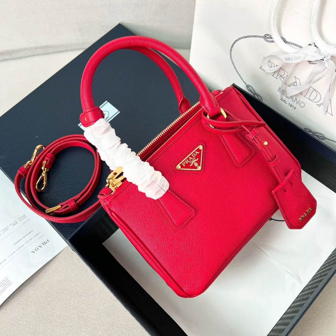 💰1700✨New product launch✨2025 early spring new Galleria Saffiano leather handbag - "Killer Bag" Mini No. 1BA906 People who understand fashion love killer bags. The bag should look like a killer bag. Carefully crafted with Saffiano cross pattern imported from Italy. Minimalist and capable bag shape with triangular metal lettering logo. Double zipper design of the middle main bag with extra large capacity. Double handles and detachable shoulder straps make it It can be carried by hand or carried across the shoulder. It can be opened and closed with side snap buttons. The bag body changes to add elegance and elegance. It is small and exquisite, adding a playful and fashionable feel. Size 20*14.5*9.5 Red