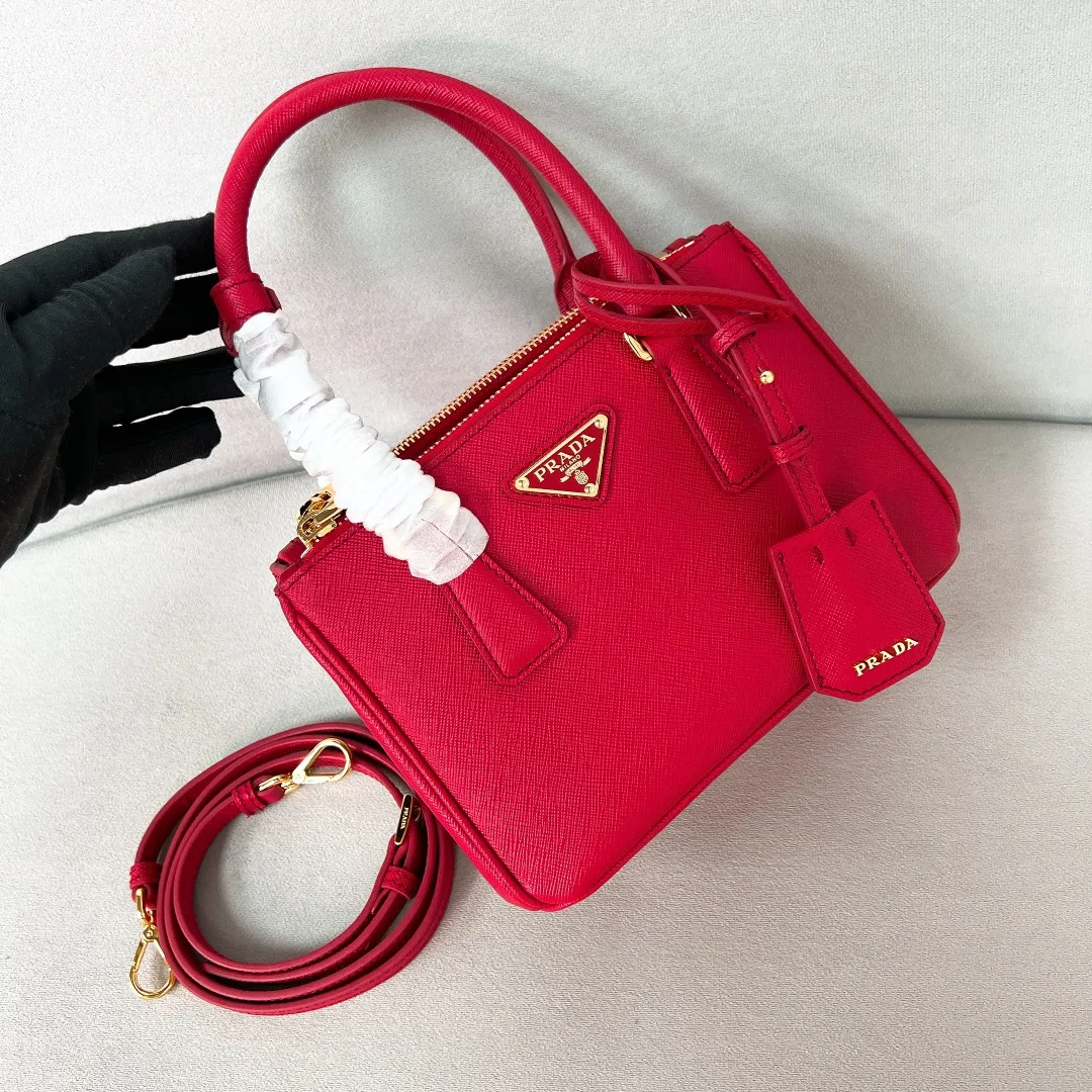 💰1700✨New product launch✨2025 early spring new Galleria Saffiano leather handbag - "Killer Bag" Mini No. 1BA906 People who understand fashion love killer bags. The bag should look like a killer bag. Carefully crafted with Saffiano cross pattern imported from Italy. Minimalist and capable bag shape with triangular metal lettering logo. Double zipper design of the middle main bag with extra large capacity. Double handles and detachable shoulder straps make it It can be carried by hand or carried across the shoulder. It can be opened and closed with side snap buttons. The bag body changes to add elegance and elegance. It is small and exquisite, adding a playful and fashionable feel. Size 20*14.5*9.5 Red
