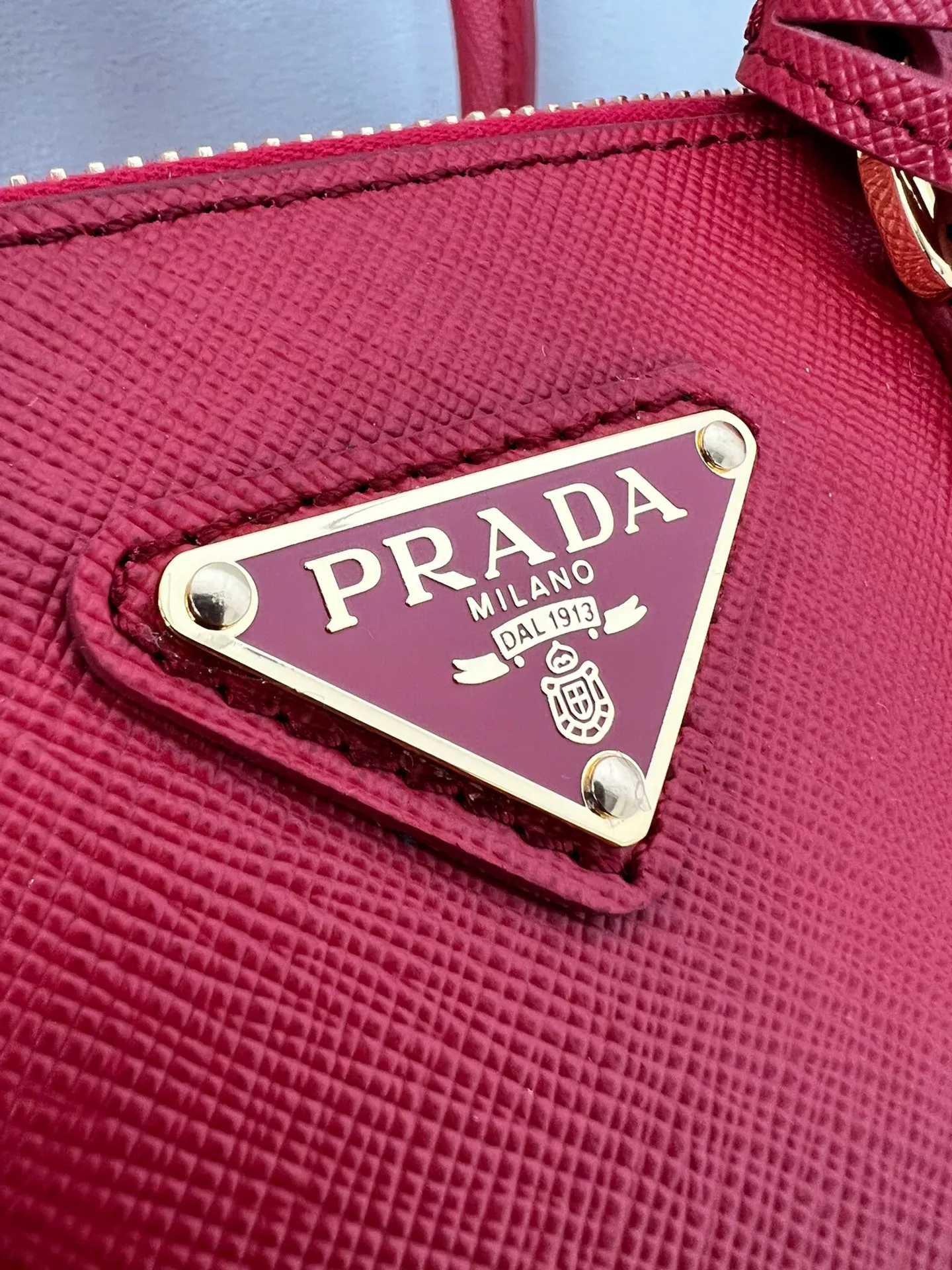 💰1700✨New product launch✨2025 early spring new Galleria Saffiano leather handbag - "Killer Bag" Mini No. 1BA906 People who understand fashion love killer bags. The bag should look like a killer bag. Carefully crafted with Saffiano cross pattern imported from Italy. Minimalist and capable bag shape with triangular metal lettering logo. Double zipper design of the middle main bag with extra large capacity. Double handles and detachable shoulder straps make it It can be carried by hand or carried across the shoulder. It can be opened and closed with side snap buttons. The bag body changes to add elegance and elegance. It is small and exquisite, adding a playful and fashionable feel. Size 20*14.5*9.5 Red