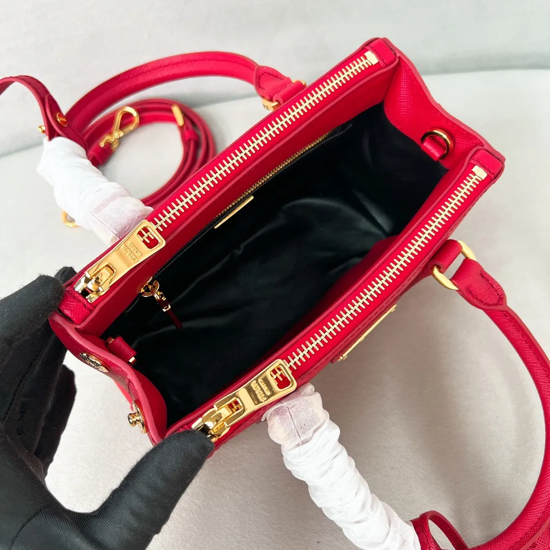 💰1700✨New product launch✨2025 early spring new Galleria Saffiano leather handbag - "Killer Bag" Mini No. 1BA906 People who understand fashion love killer bags. The bag should look like a killer bag. Carefully crafted with Saffiano cross pattern imported from Italy. Minimalist and capable bag shape with triangular metal lettering logo. Double zipper design of the middle main bag with extra large capacity. Double handles and detachable shoulder straps make it It can be carried by hand or carried across the shoulder. It can be opened and closed with side snap buttons. The bag body changes to add elegance and elegance. It is small and exquisite, adding a playful and fashionable feel. Size 20*14.5*9.5 Red