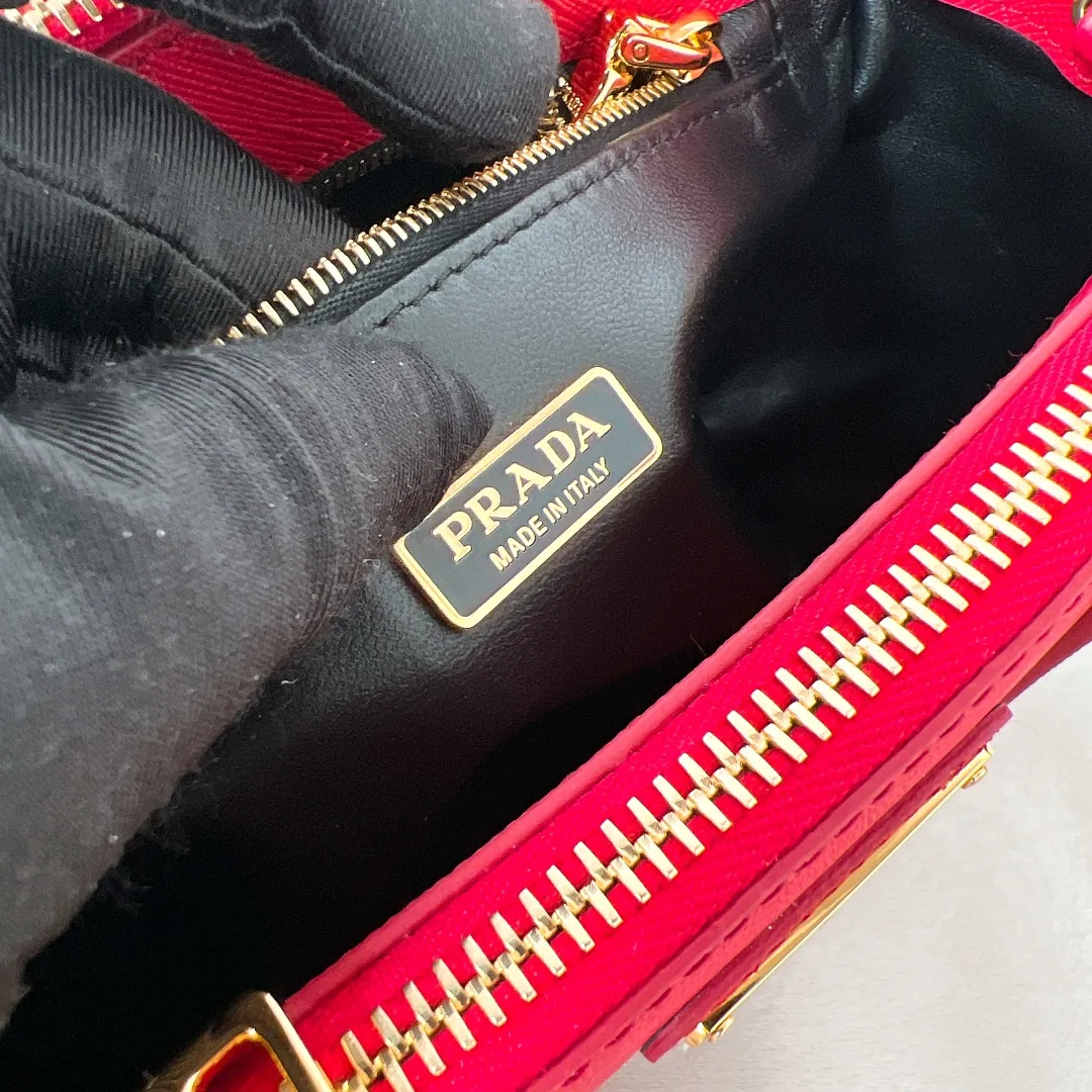 💰1700✨New product launch✨2025 early spring new Galleria Saffiano leather handbag - "Killer Bag" Mini No. 1BA906 People who understand fashion love killer bags. The bag should look like a killer bag. Carefully crafted with Saffiano cross pattern imported from Italy. Minimalist and capable bag shape with triangular metal lettering logo. Double zipper design of the middle main bag with extra large capacity. Double handles and detachable shoulder straps make it It can be carried by hand or carried across the shoulder. It can be opened and closed with side snap buttons. The bag body changes to add elegance and elegance. It is small and exquisite, adding a playful and fashionable feel. Size 20*14.5*9.5 Red