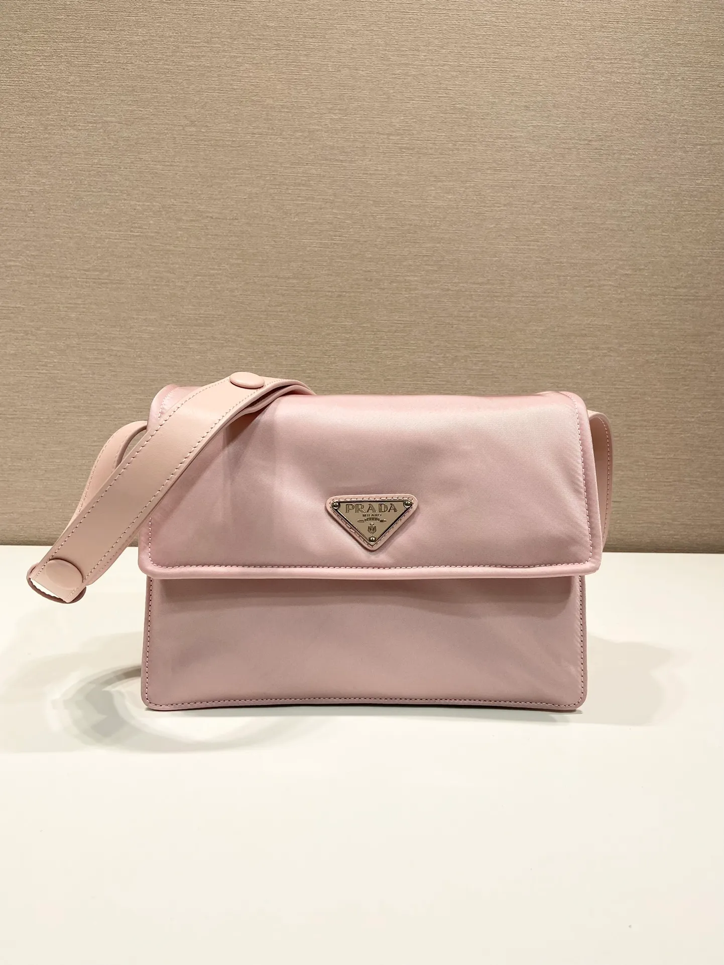 💰1120🎉The most popular mini messenger bag🎉New color/so cute😘This shoulder bag is made of unique padded nylon, and is equipped with an adjustable leather shoulder strap and a back pocket. The metal accessories give a touch of bright color and is low-key overall. Luxurious and versatile, the only difference is that it is not detachable. This design is more simple, but the style is still the same. 🙊🙊If you like babies, hurry up and get it. It is unisex and a popular style that will never go out of style. 👏👏Mini size🙊 Style number 1BD258, length 23.5x18x bottom 11cm