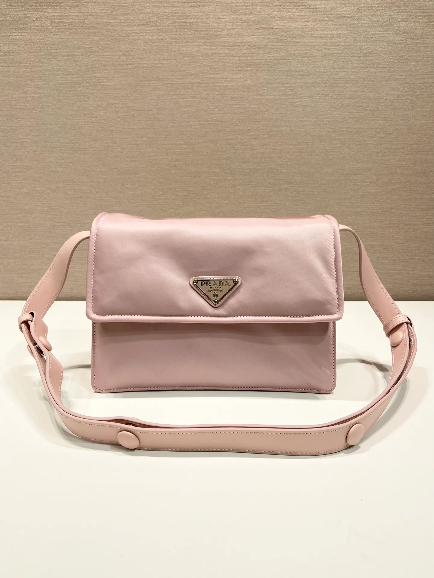 💰1120🎉The most popular mini messenger bag🎉New color/so cute😘This shoulder bag is made of unique padded nylon, and is equipped with an adjustable leather shoulder strap and a back pocket. The metal accessories give a touch of bright color and is low-key overall. Luxurious and versatile, the only difference is that it is not detachable. This design is more simple, but the style is still the same. 🙊🙊If you like babies, hurry up and get it. It is unisex and a popular style that will never go out of style. 👏👏Mini size🙊 Style number 1BD258, length 23.5x18x bottom 11cm