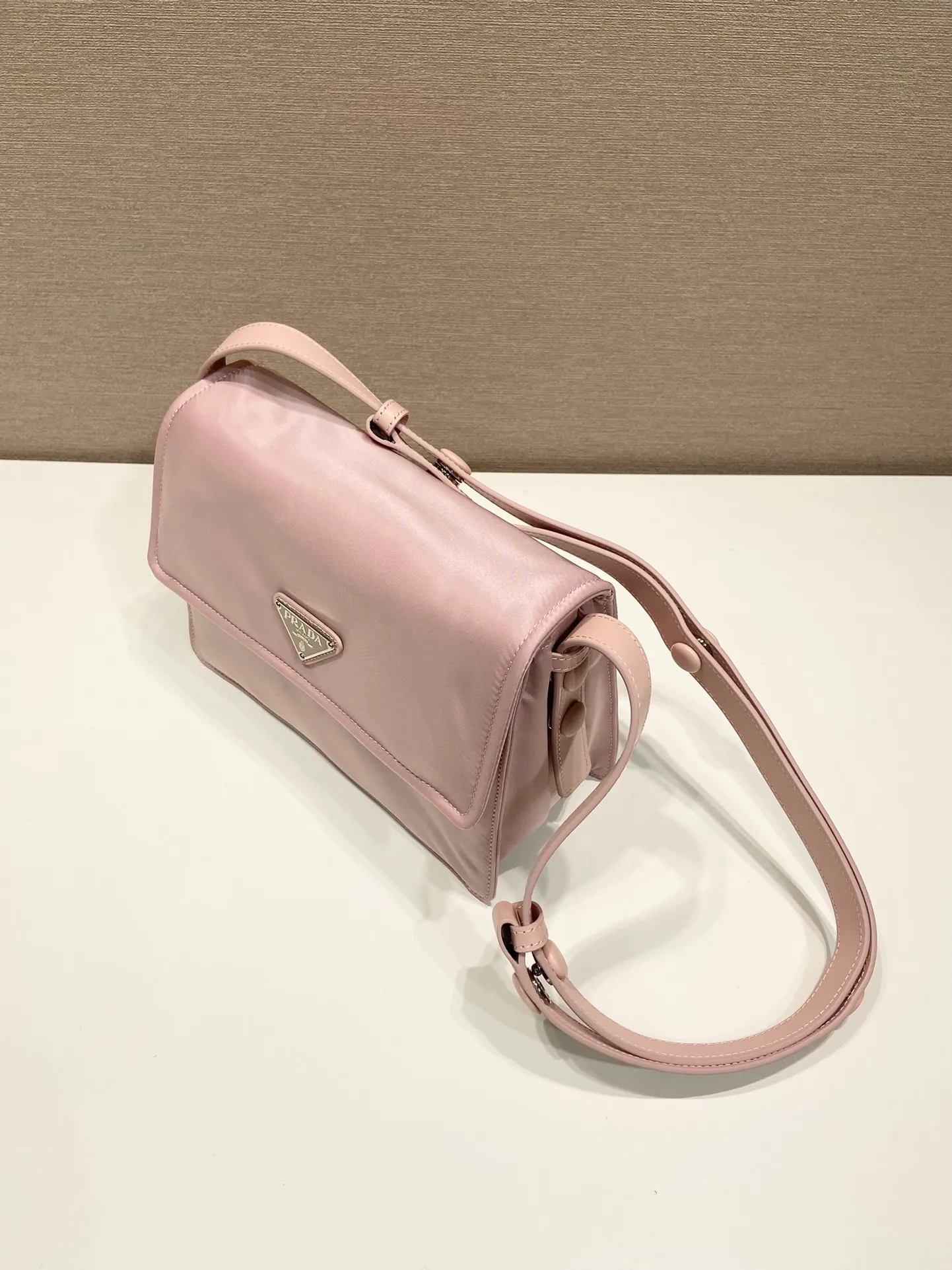 💰1120🎉The most popular mini messenger bag🎉New color/so cute😘This shoulder bag is made of unique padded nylon, and is equipped with an adjustable leather shoulder strap and a back pocket. The metal accessories give a touch of bright color and is low-key overall. Luxurious and versatile, the only difference is that it is not detachable. This design is more simple, but the style is still the same. 🙊🙊If you like babies, hurry up and get it. It is unisex and a popular style that will never go out of style. 👏👏Mini size🙊 Style number 1BD258, length 23.5x18x bottom 11cm