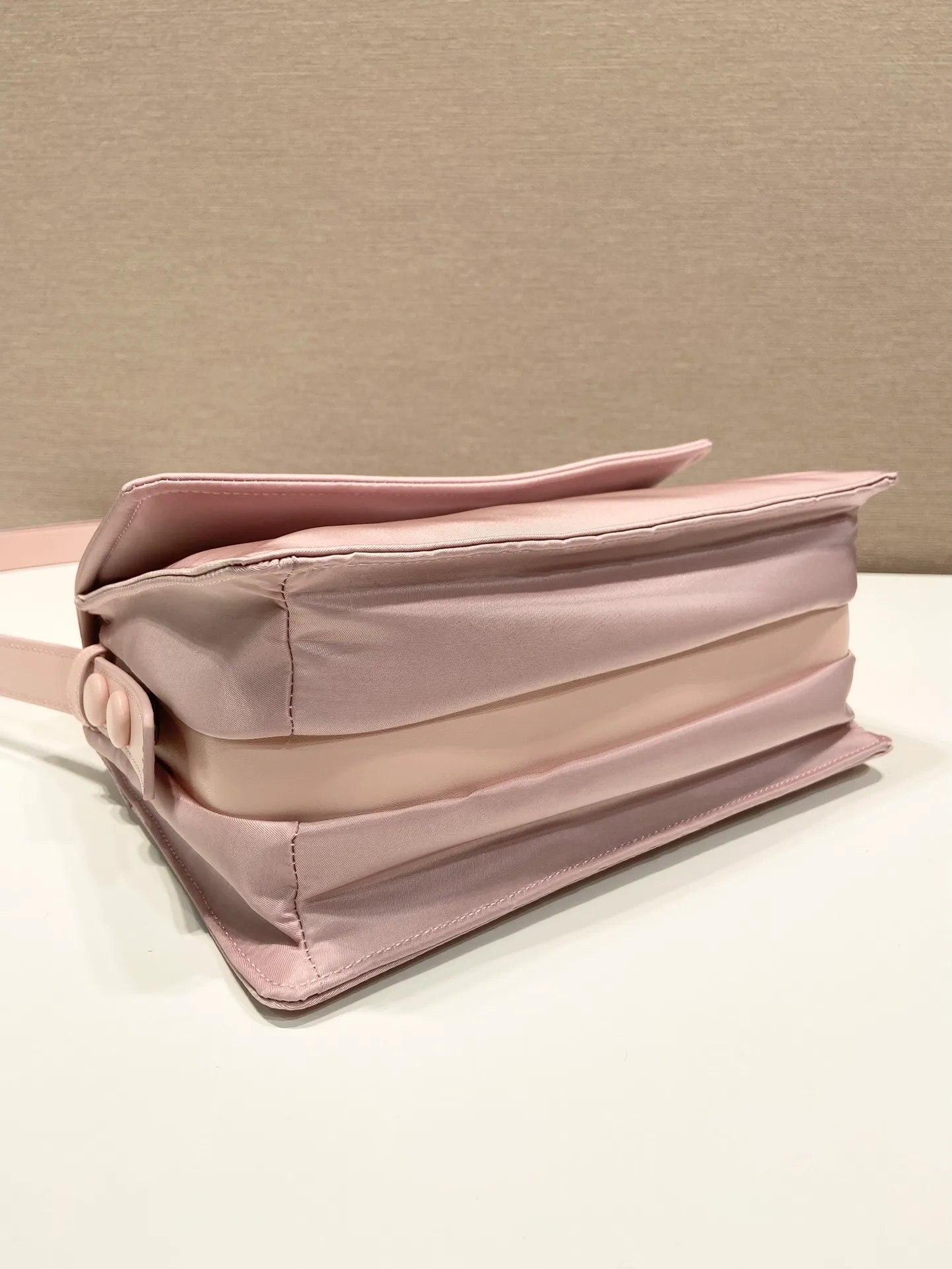 💰1120🎉The most popular mini messenger bag🎉New color/so cute😘This shoulder bag is made of unique padded nylon, and is equipped with an adjustable leather shoulder strap and a back pocket. The metal accessories give a touch of bright color and is low-key overall. Luxurious and versatile, the only difference is that it is not detachable. This design is more simple, but the style is still the same. 🙊🙊If you like babies, hurry up and get it. It is unisex and a popular style that will never go out of style. 👏👏Mini size🙊 Style number 1BD258, length 23.5x18x bottom 11cm