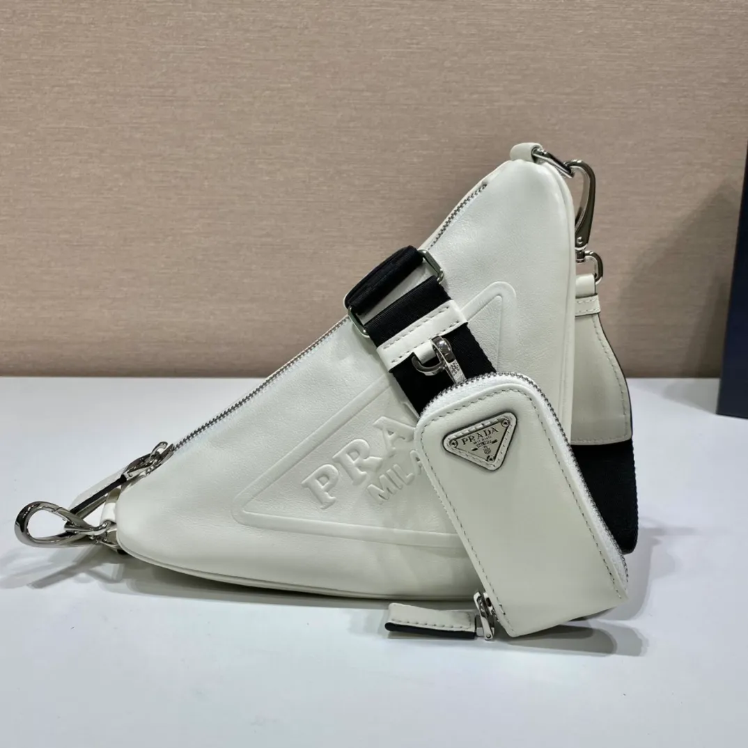 💰1520🎉Triangle cross-body bag🎉1BH190🎉 This triangle is a novel geometric pattern inspired by the design inspiration, and has a unique interpretation of historical features. The lines are stylish and neat. It comes with a shoulder strap, which can be worn on the shoulder or in the hand to match different styles. A tonal embossed logo and an enameled metal triangle logo on the back enhance the minimalist aesthetic. Large capacity space, suitable for couples bags. Definitely the most beautiful couple in the cold winter👏👏 Length 26x height 14x base 12cm (large bag) Length 5x height 10x base 2cm (small bag) 👏👏👏🎉🎉🎉