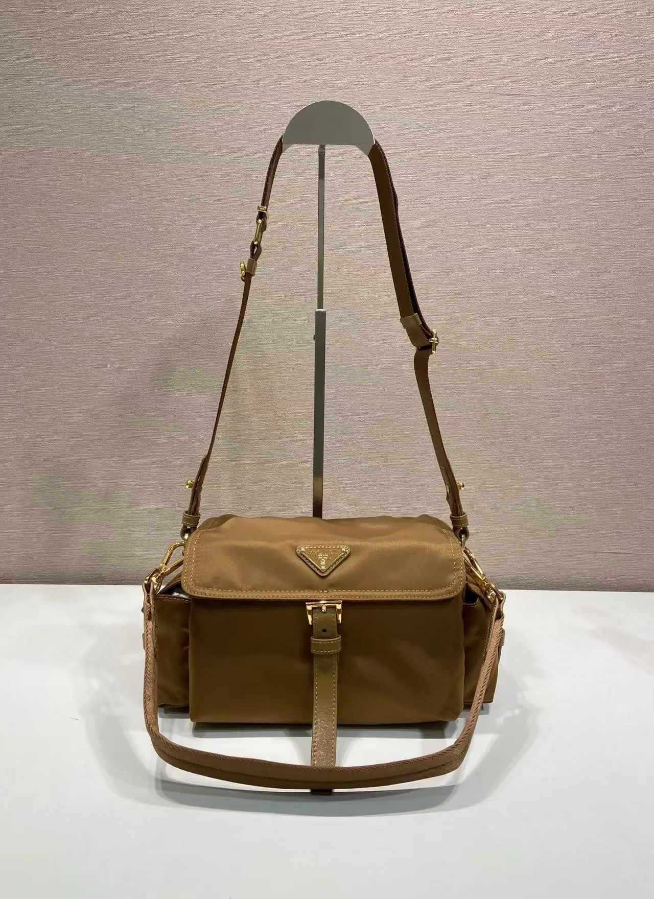 💰1240🎉New messenger bag🎉1BD394 new color🎉🎉 This handbag perfectly combines sophistication and functionality. It is made of recycled nylon material, has a soft outline and is equipped with multiple pockets. Combining sporty and versatile elements, the lightweight and practical design features an enameled triangle metal logo and leather details. Equipped with 2 detachable shoulder straps, large capacity, perfect, and a popular style that will never go out of style. The large size is suitable for both men and women, so hurry up and get it🎉🎉 Length 30x Height 14x Bottom 10cm🎉🎉🎉💰💰💰