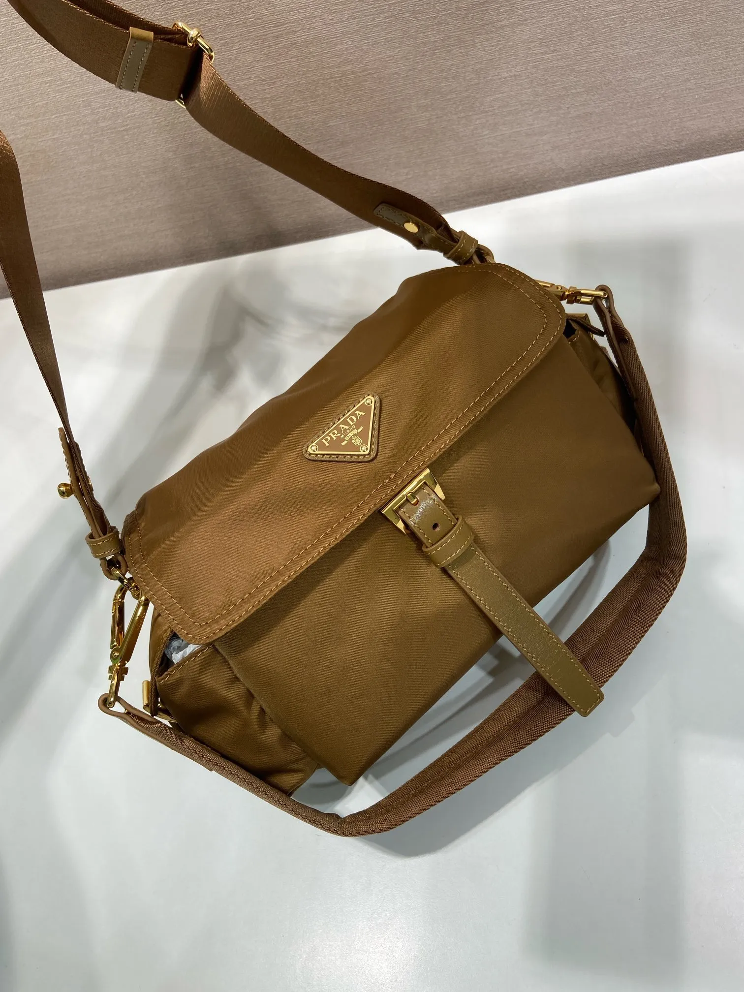 💰1240🎉New messenger bag🎉1BD394 new color🎉🎉 This handbag perfectly combines sophistication and functionality. It is made of recycled nylon material, has a soft outline and is equipped with multiple pockets. Combining sporty and versatile elements, the lightweight and practical design features an enameled triangle metal logo and leather details. Equipped with 2 detachable shoulder straps, large capacity, perfect, and a popular style that will never go out of style. The large size is suitable for both men and women, so hurry up and get it🎉🎉 Length 30x Height 14x Bottom 10cm🎉🎉🎉💰💰💰