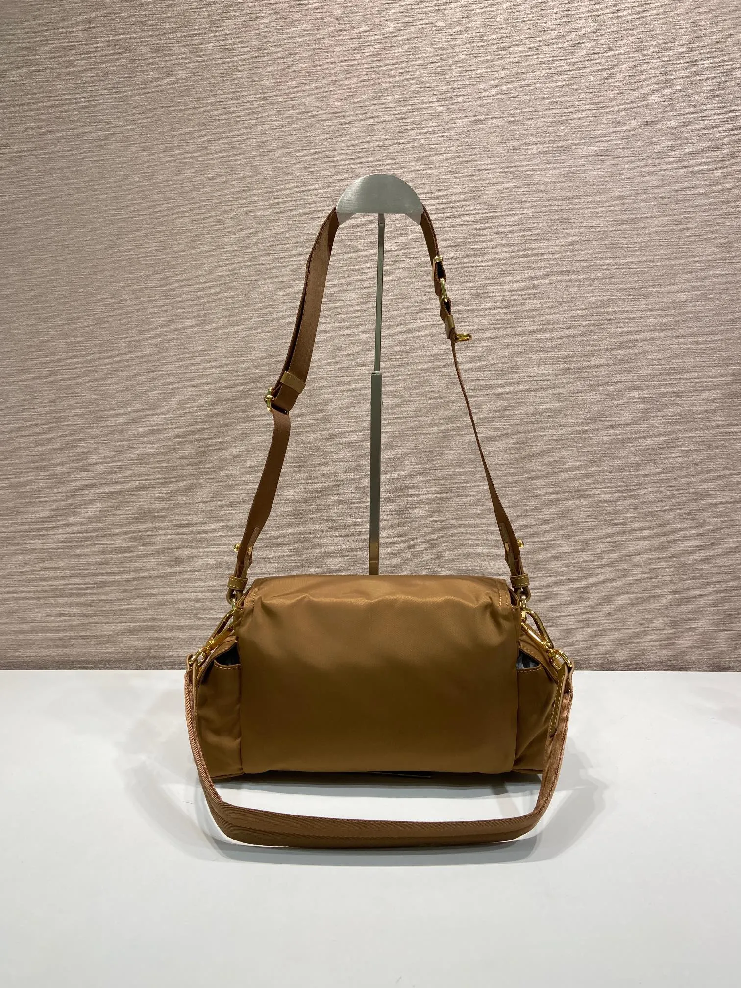 💰1240🎉New messenger bag🎉1BD394 new color🎉🎉 This handbag perfectly combines sophistication and functionality. It is made of recycled nylon material, has a soft outline and is equipped with multiple pockets. Combining sporty and versatile elements, the lightweight and practical design features an enameled triangle metal logo and leather details. Equipped with 2 detachable shoulder straps, large capacity, perfect, and a popular style that will never go out of style. The large size is suitable for both men and women, so hurry up and get it🎉🎉 Length 30x Height 14x Bottom 10cm🎉🎉🎉💰💰💰
