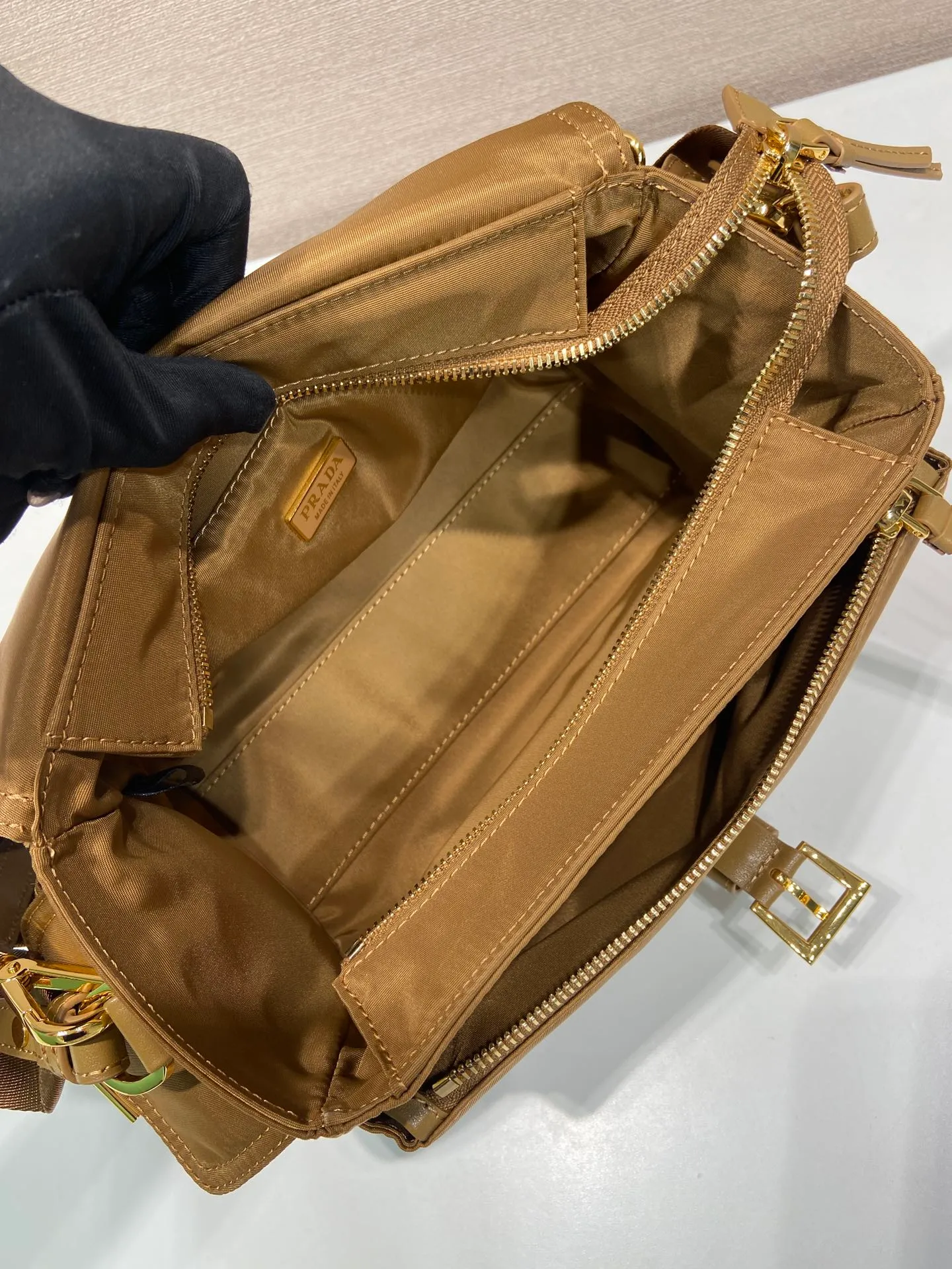 💰1240🎉New messenger bag🎉1BD394 new color🎉🎉 This handbag perfectly combines sophistication and functionality. It is made of recycled nylon material, has a soft outline and is equipped with multiple pockets. Combining sporty and versatile elements, the lightweight and practical design features an enameled triangle metal logo and leather details. Equipped with 2 detachable shoulder straps, large capacity, perfect, and a popular style that will never go out of style. The large size is suitable for both men and women, so hurry up and get it🎉🎉 Length 30x Height 14x Bottom 10cm🎉🎉🎉💰💰💰