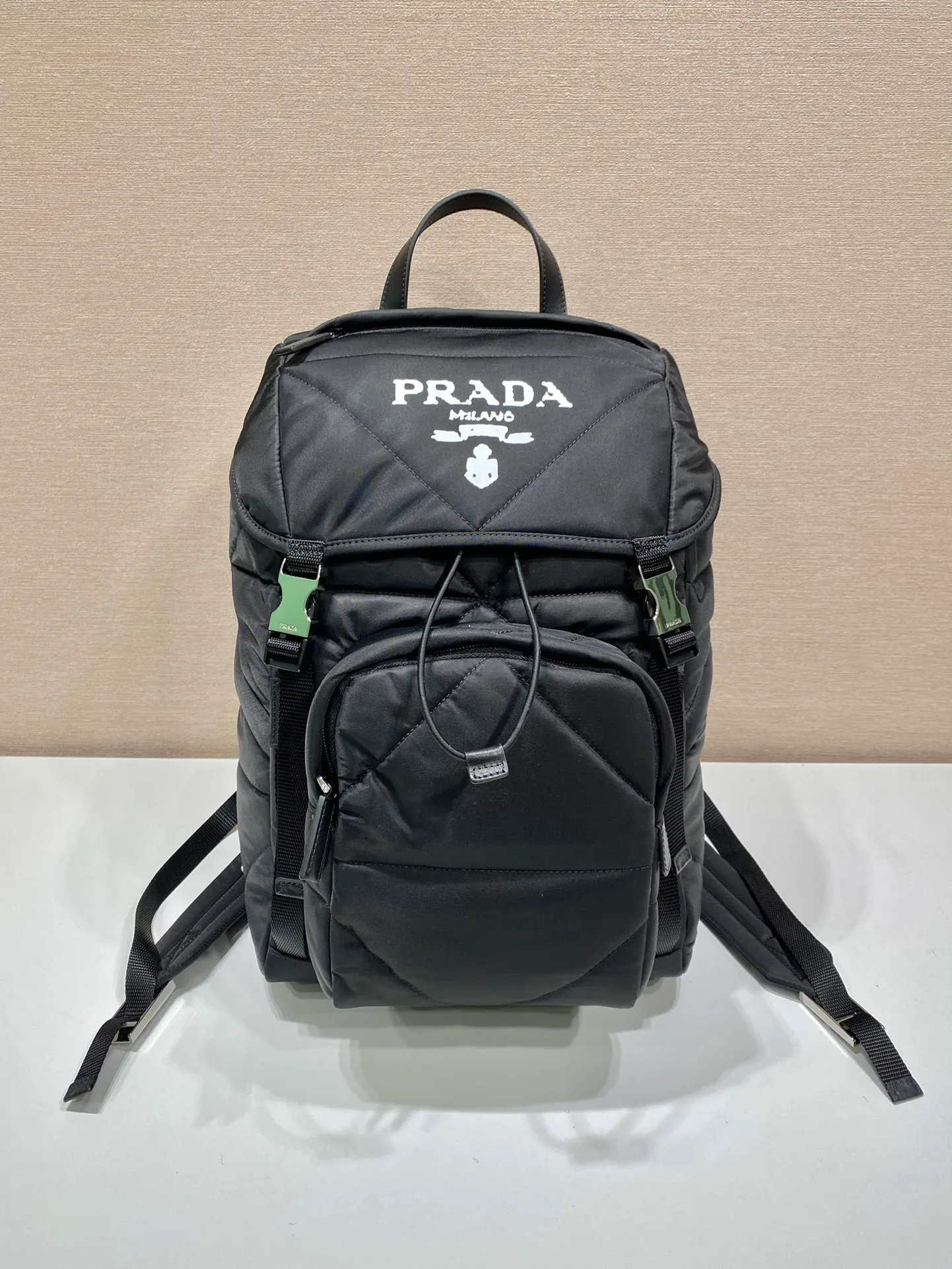💰1520🎉New backpack/hat🎉2VZ135 rhombus🎉🎉 The design of this backpack is very practical and unique😘It is made of imported nylon fabric/handmade rhombus which is also the main feature of this season😘😘Top brushed hardware👍👍Adds a new flavor to the classic raw materials 😘Equipped with a pull-out fabric hood/adjustable drawstrings, it can block wind/rain//sun during business trips/outings🌞🙊🙊, it’s perfect🎉🎉worth owning, hurry up and get it🎉🎉 Length 27x Height 45x Bottom 17cm 🎉🎉🎉👏👏👏