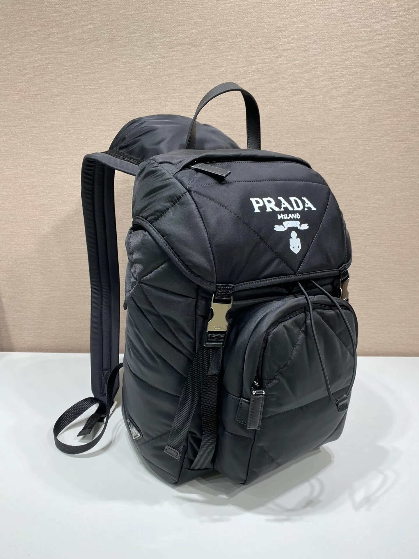💰1520🎉New backpack/hat🎉2VZ135 rhombus🎉🎉 The design of this backpack is very practical and unique😘It is made of imported nylon fabric/handmade rhombus which is also the main feature of this season😘😘Top brushed hardware👍👍Adds a new flavor to the classic raw materials 😘Equipped with a pull-out fabric hood/adjustable drawstrings, it can block wind/rain//sun during business trips/outings🌞🙊🙊, it’s perfect🎉🎉worth owning, hurry up and get it🎉🎉 Length 27x Height 45x Bottom 17cm 🎉🎉🎉👏👏👏