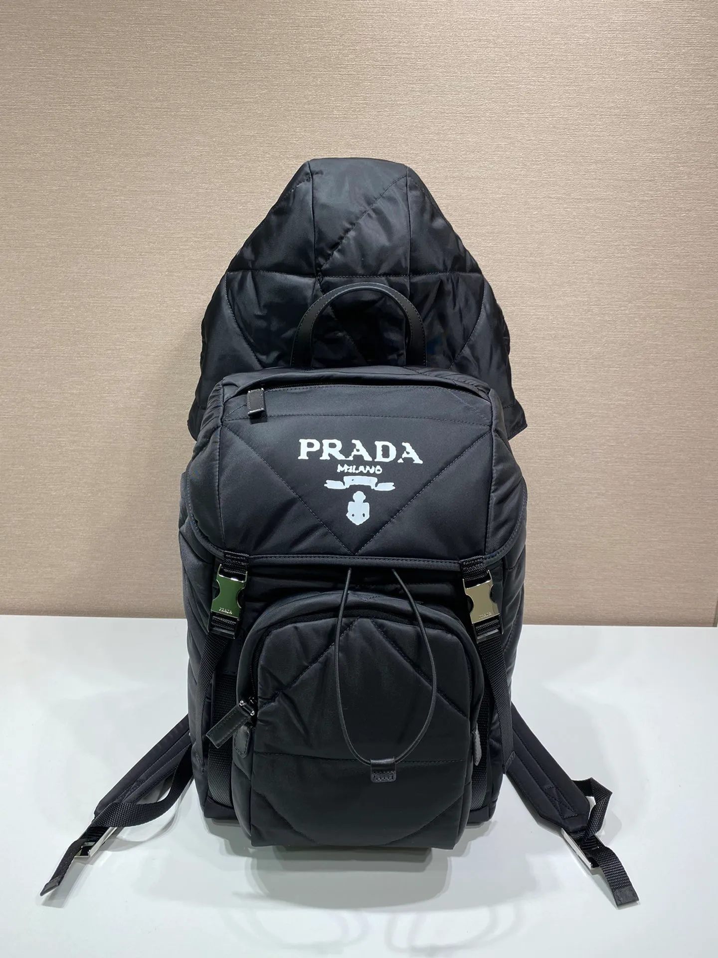 💰1520🎉New backpack/hat🎉2VZ135 rhombus🎉🎉 The design of this backpack is very practical and unique😘It is made of imported nylon fabric/handmade rhombus which is also the main feature of this season😘😘Top brushed hardware👍👍Adds a new flavor to the classic raw materials 😘Equipped with a pull-out fabric hood/adjustable drawstrings, it can block wind/rain//sun during business trips/outings🌞🙊🙊, it’s perfect🎉🎉worth owning, hurry up and get it🎉🎉 Length 27x Height 45x Bottom 17cm 🎉🎉🎉👏👏👏